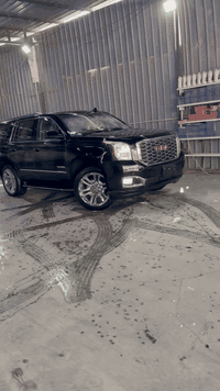 السلام عليكم جمسي موديل 2017. رقم بغداد بأسمي وارد امريكي ولكن من دون حادث حجم المحرك 5.300 V8.  محرك وكير وحداديه وتبريد وتدفئة ومنضومة ماء ومنضومة بانزين كلها جديده يعني ادامه جديده على ايدي حتى الباتري بدلته لان جناي موصفات السياره فول من كلشي اي شي بالك من مواصفات تلكا بيها من كشنات جلد تبريد تدفئه كهرباء كل الكشنات الخلفيات منفصل ملكي شاشه خلفيه فتحة سقف خزن ميموري للكشنات وللمرايات وللستيرن رادار تحديد مسار تدفئ ستيرن مانع تصادم توقف ثاتي مري شفط كل الابواب بصمة وياها بصمتين اشاير بالمري معى رادار تنبيه ⚠️. ثلاث قطع تبريد جامات اوتو كل المواصفات تلكاها بيها ويل نيكل سياره نصبتها حلوه وبالخير عل ياخذها مامتعوبه. صور حادثها موجوده بالمنشور بيها بالعراق جاملغ خلف سائق بي صبغ نصه تقريباً والباب مفتوح وراجعين شادي بدون لاصبغ ولاضربه يعني قطعه وحده بيها والباب مفتوح ومشدود بيها رصعات خفيفه مال الشارع شخط بالجاملغ خفيف حتى مامبين   أسف على الاطاله *********** مكاني بغداد حي القاهره السعر ب 325.
