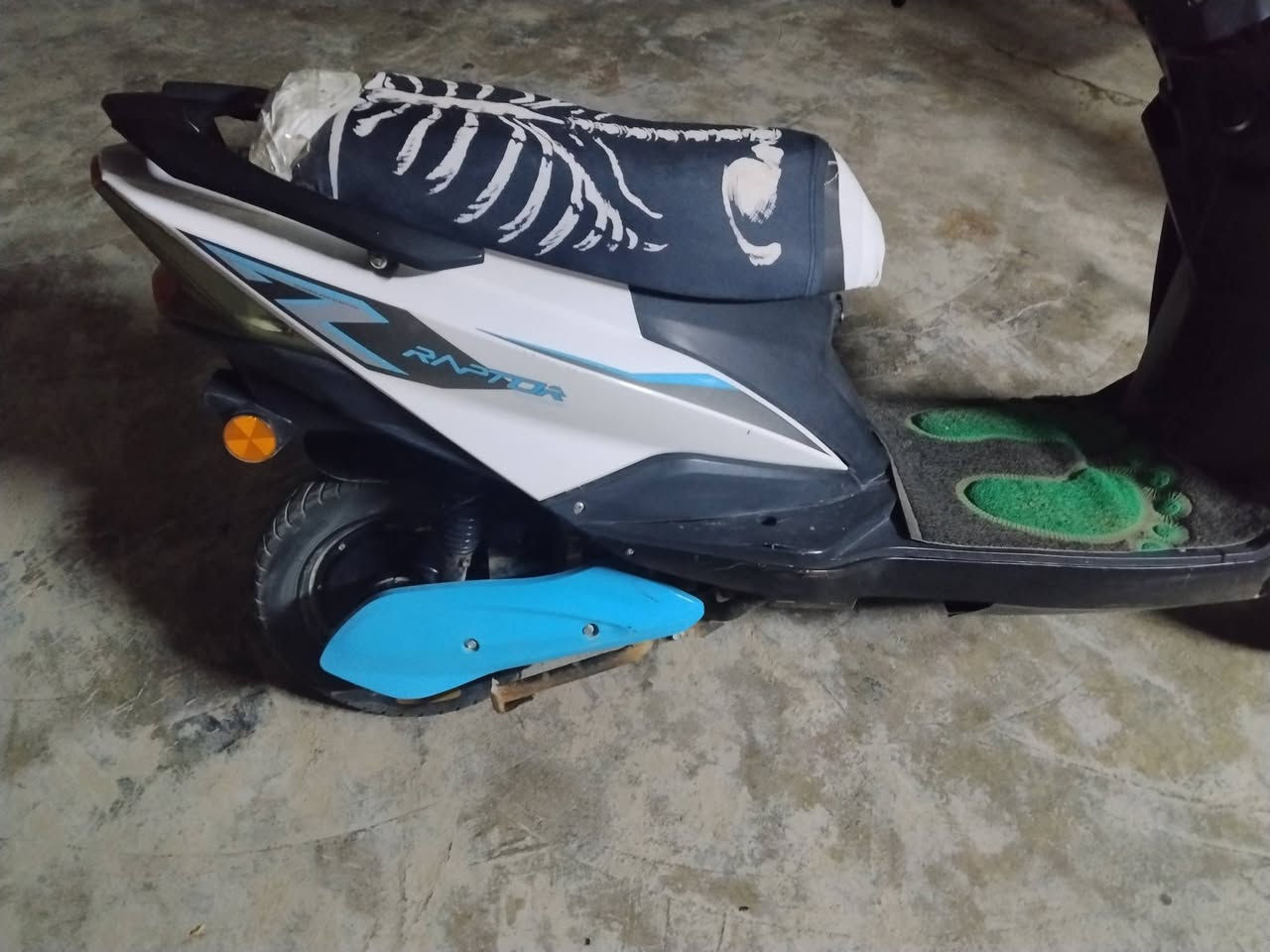 سلام عليكم
مطور شحن رابتر 3كير نظام رجوع للخلف 
5 بطاريات على فحص 
350الف وبي مجال حك جاي 
مكاني حبانية 
متواجد واتساب***********
