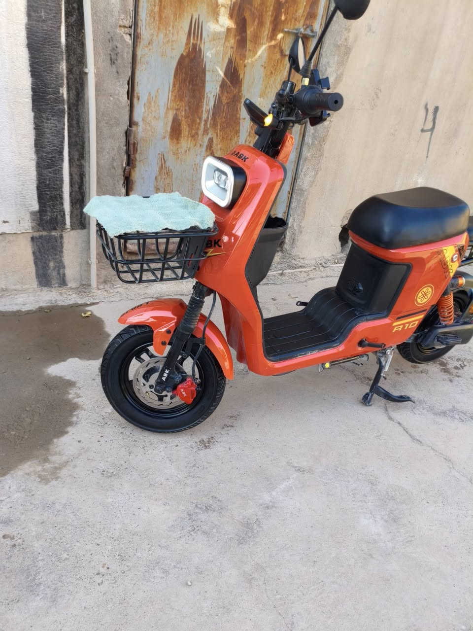 سلام عليكم ورحمه الله وبركاته دراجه شحن للبيع R10موديل ٢٠٢٦فول شركت ABK خمس بطاريات دبل  مواصفات دبل سويج و بصمه ديجي دبل اشاره دهن بريك بك اربع نمر سرعه لايت عالي ناصي الحقيقيه 73 دراجه طك كارتون مستعمله شهرين محافظة كركوك شقق المصلى رقم ***********سعر480 و بيه مجال
