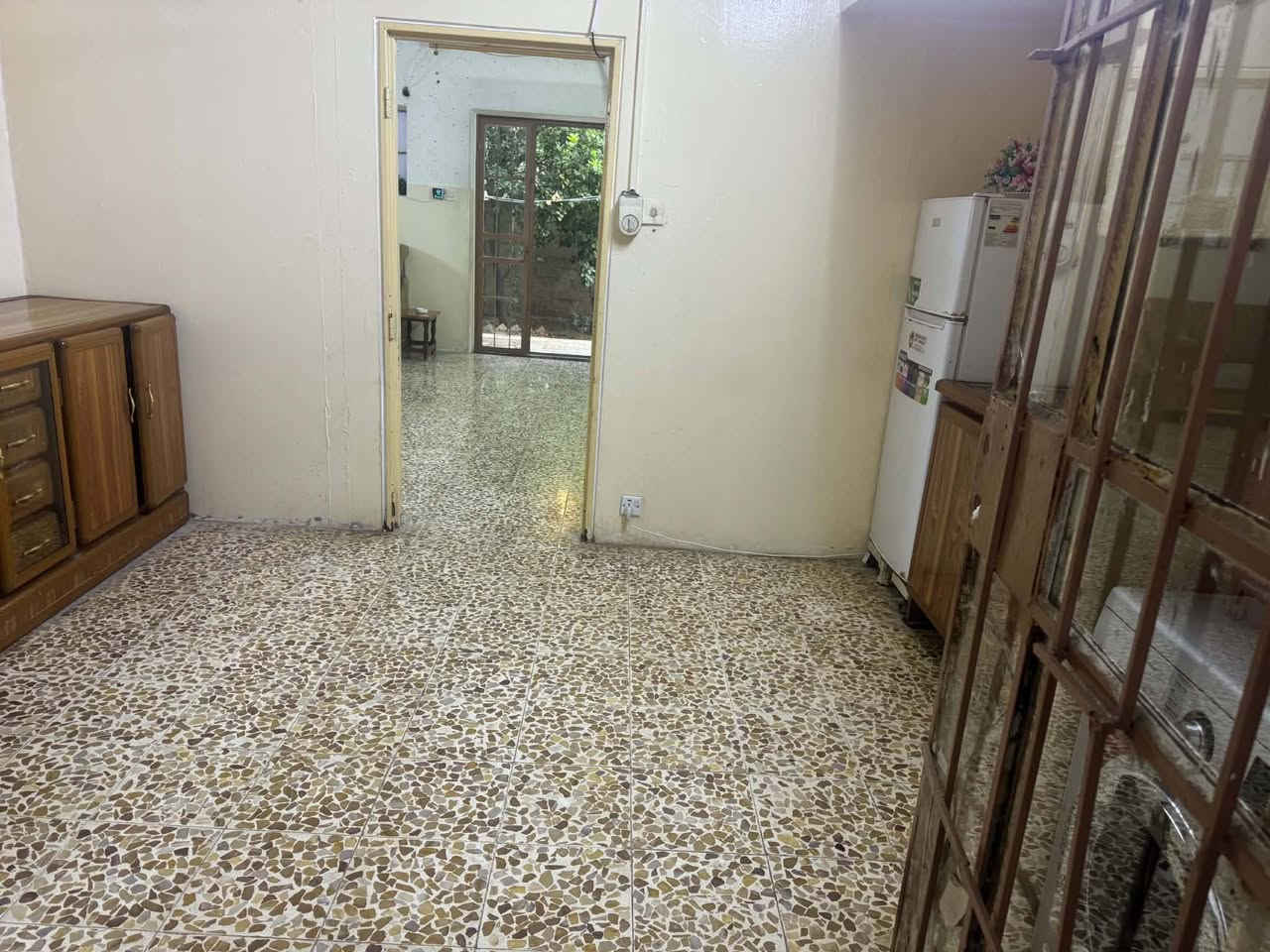 شقة ارضية للبيع 

 منطقة البناء الجاهز 
   تتكون من 3 غرف وهول واستقبال ومطبخ وصحيات  + حدايق عدد 2  المساحة 170متر ملك صرف للاستفسار ***********

