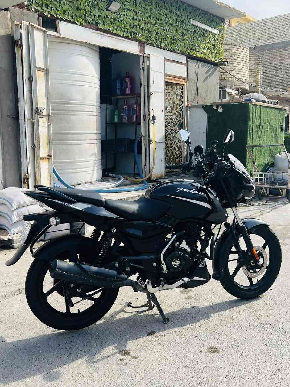 سلام عليكم دراجه بولسر مكينه 150  موديل 23  دراجه جديده ماشيه 15 الف حقيقي  مرقم رقم نكليزي  بسمي ثاني يوم  احولك.مكفوله وين ميعجبك اخذه شوفه سعر 2800 مليونين وثمنميه وبيه مجال لشراي  المكان بغداد قرب حيور رقم ***********
