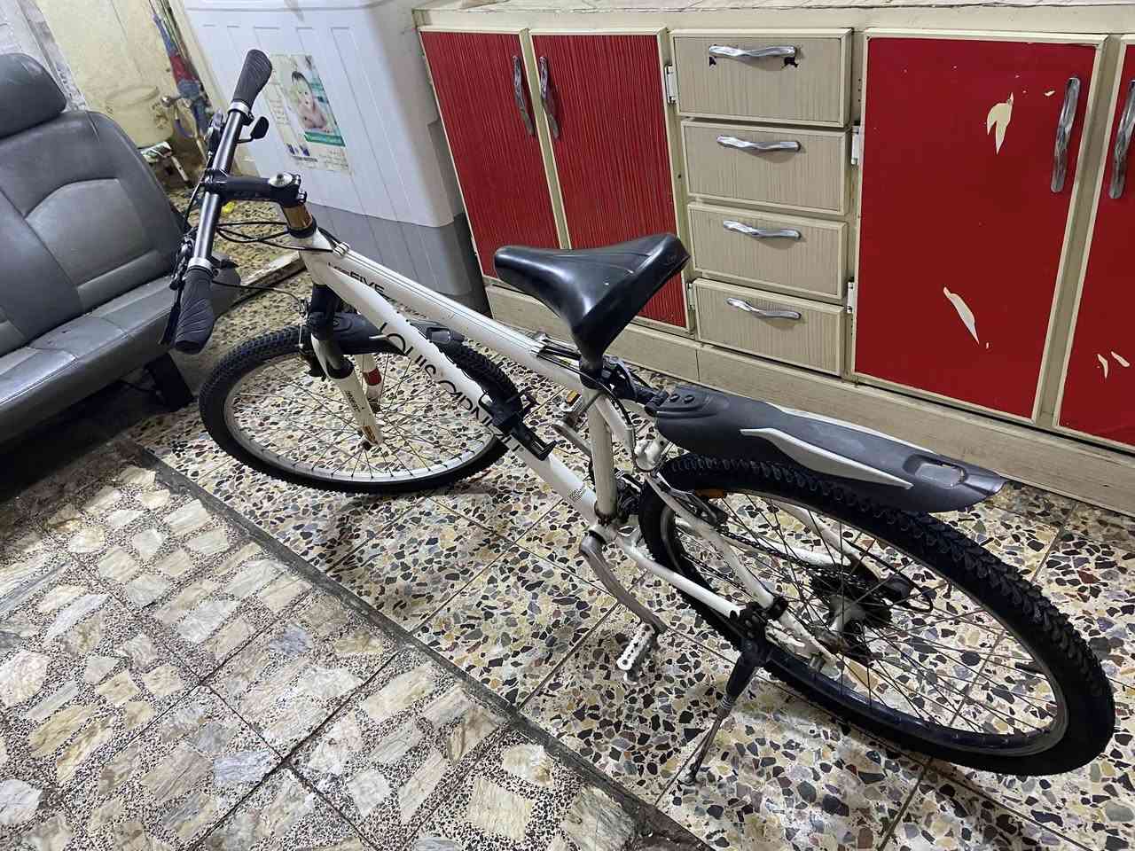 بايسكل جبلي اصلي شركة لويس 
قياس 26
الشة ميديام
السعر 225 الف وبي مجال بسيط
مكاني بغداد حي العامل
***********
