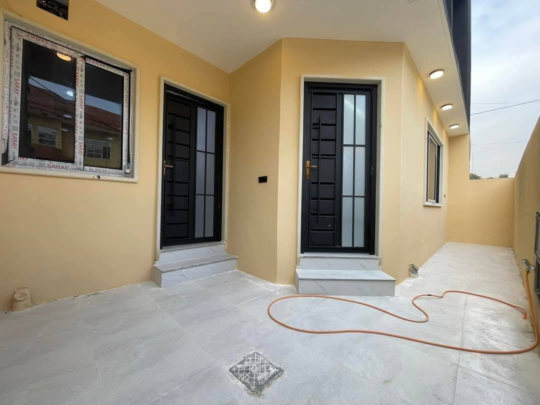 للبيع حي النور قرب بيت المترجمه وشارع التل مساحة كل دار 100 متر مربع واجه 10 متر طابقين بناء حديث زيرو يحتوي الطابق الاول كراج مطبخ استقبال هول غرفه نوم خدمات ومنور الطابق الثاني 3 غرف نوم + بيتونا للأستفسار مكتب قصر الأمراء للعقار الكائن في حي البكر شارع الكنيسه مقابل كنيسة تايتنك 
#حي_نور. #مكتب_قصر_الامراء_العقاري 
للاستفسار حول السعر والتفاصيل الاتصال على الرقم *********** متوفر واتساب
