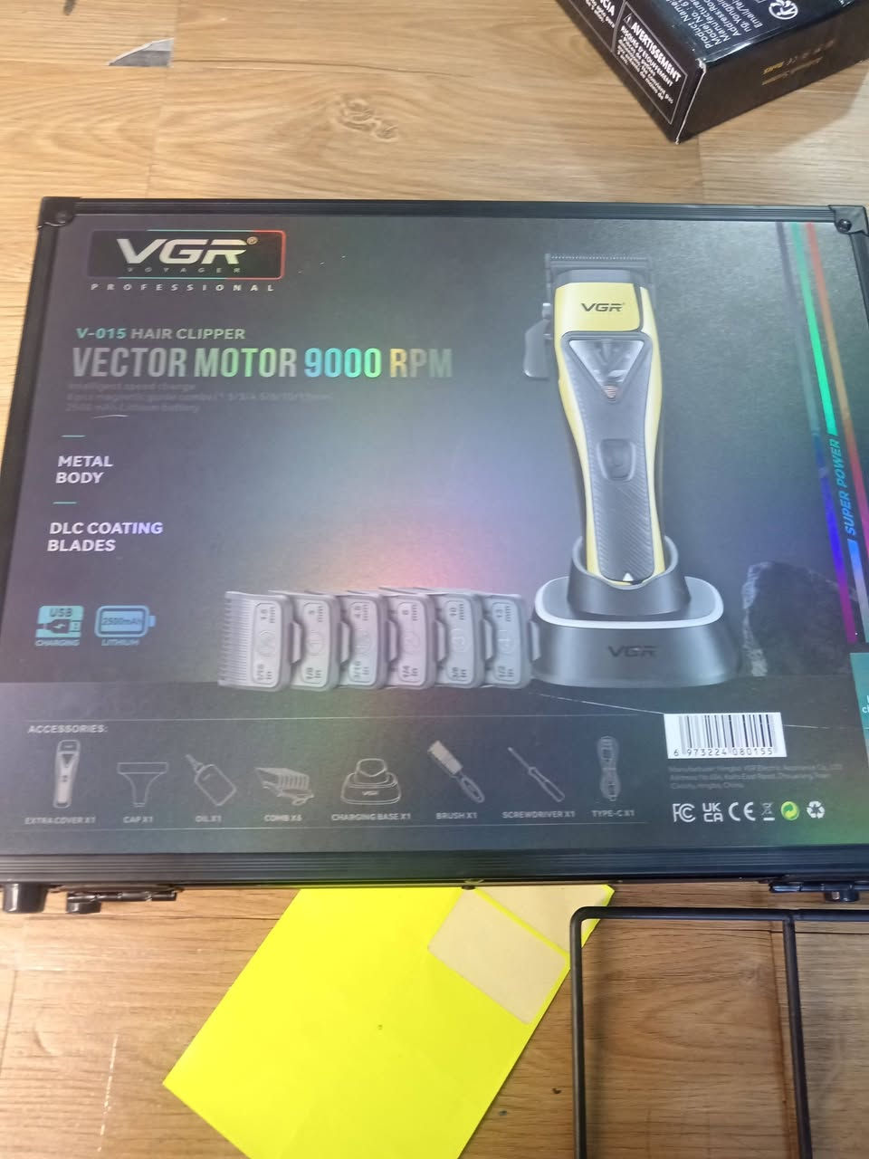 تُعد هذه المجموعة ماكينة حلاقة احترافية من VGR طراز V-015. تتميز بتصميم معدني قوي وتأتي مع محرك فيكتور قوي يوفر سرعة تصل إلى 9000 دورة في الدقيقة.
الميزات والمواصفات:
الشفرات: شفرات متينة مطلية بـ DLC (طلاء كربون يشبه الألماس).
المحرك: محرك فيكتور قوي 9000 دورة في الدقيقة.
البطارية ووقت التشغيل: بطارية ليثيوم أيون بسعة 2500 مللي أمبير توفر ما يصل إلى 120 دقيقة من وقت التشغيل بعد شحنها بالكامل لمدة 3 ساعات.
الاستخدام: تدعم الاستخدام السلكي واللاسلكي Cord/Cordless.
الملحقات: تتضمن 6 أمشاط توجيه مغناطيسية بأطوال مختلفة (1.5، 3، 4.5، 6، 10، 13 ملم)، وفرشاة تنظيف، وزيت تشحيم، وكابل شحن USB، وحقيبة سفر.
التصميم: هيكل معدني بتصميم أنيق بلون ذهبي وأسود، مع رافعة مدببة قابلة للتعديل.  رقمي***********
