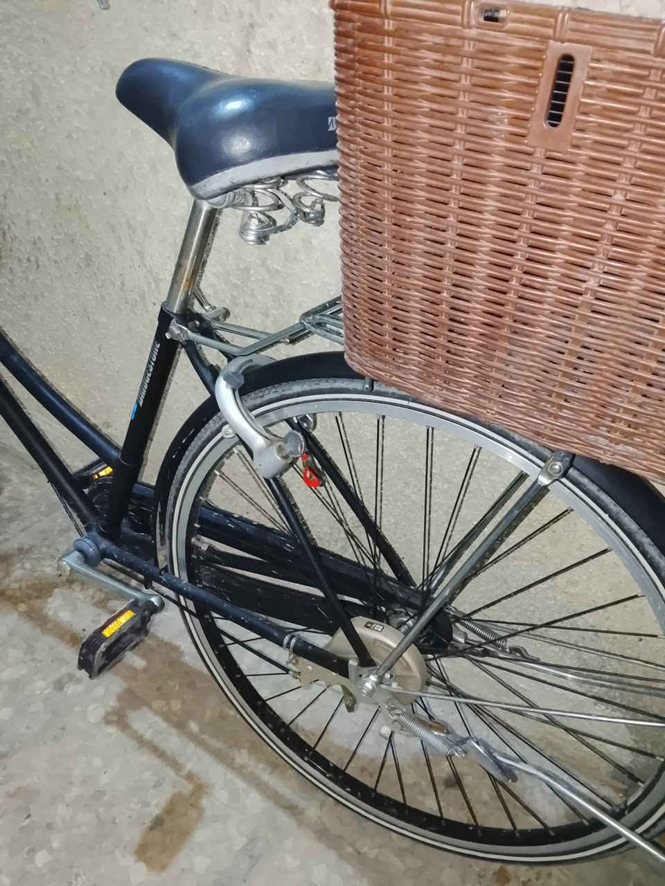 بايسكل للبيع اذا احد يشتري كل حاجاته اصليه ..هذا رقمي واتساب ***********
