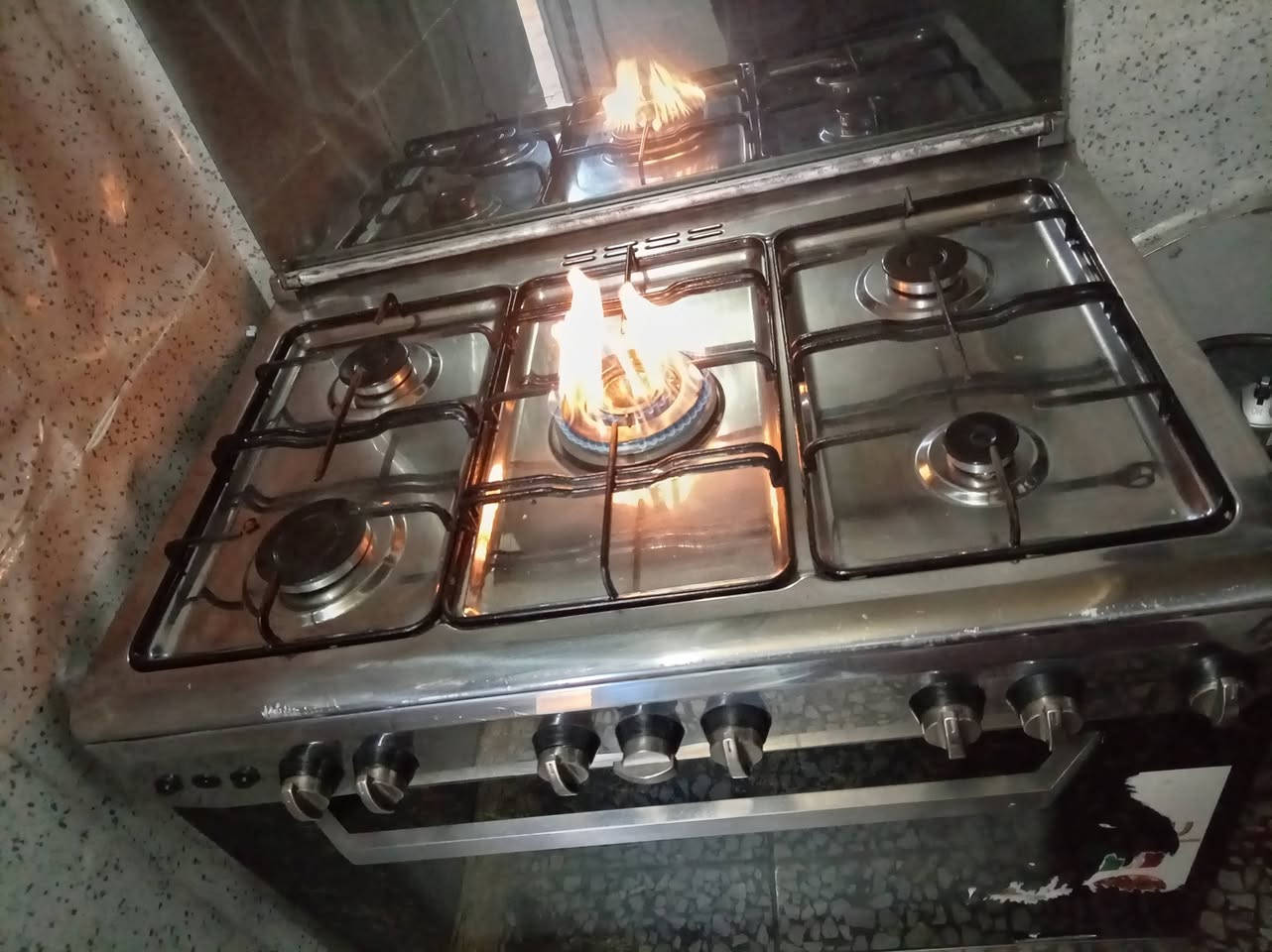 عندي طباخ ابو الخمسه ديالك لاصلي اريده 170 بي مجال بس نار البنص حمره والباقي خظره ***********
