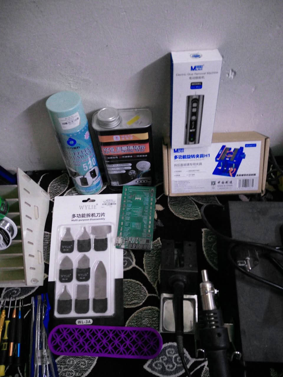 شفرات+قالعات +ادات فك شاشة عدد 20
قلم تكسير ظهر ايفون عدد 1
تيستر شحن عدد 2 اصلي
سيت شفرة اصلي عدد 8
حافظة درنفيس عدد 1
امونيا عدد 2 مامفتوحات دبتين 
منهضة بطاريات ايفون +كلكسي
دريل تنضيف عدد 1
ماسكة هاتف محمول عدد 1
منكنة عدد 1
صولدر سائل +سيم+فليكس علبتين
كفوف صيانة
كارت كشف ظهر الايفون المستبدل
شريط عازل حرارة عدد3
خانة موبايلات عدد 1
هيدكان +كاوية متصل عدد2
قالعة شاشات عدد 1
شسوار فتح حراري عدد1
بادة صيانة عدد 2

السعر 350 وبيهن مجال للاستفسار 
***********
