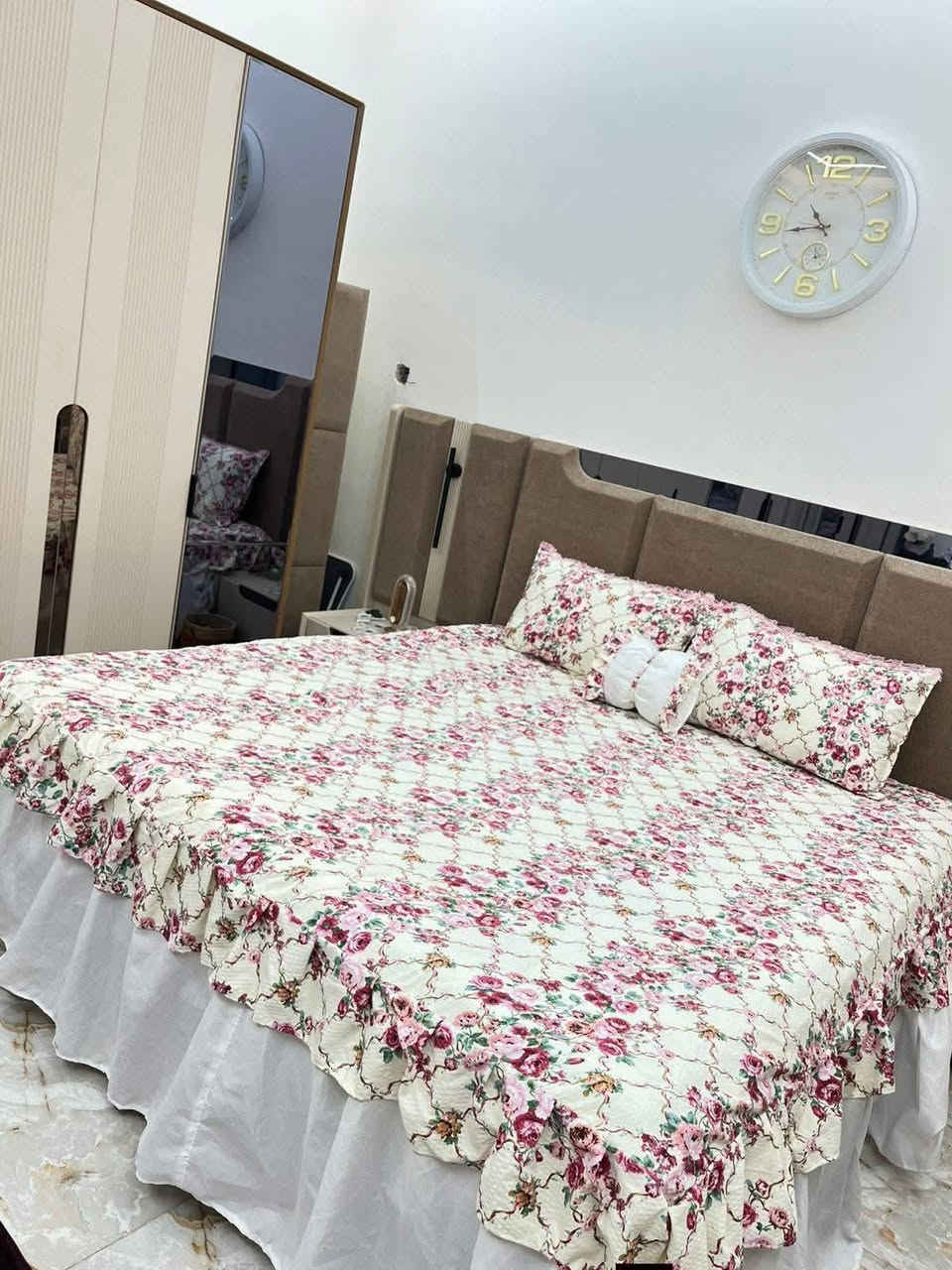 السلام عليكم اشتغل كافة المفروشات والبردات وسيتات الصلاة 
وبعض الصور لشغلي 
متوفر توصيل لكل مكان واسعارنه مناسبه


**إذا كنت صاحب هذا الإعلان وتريد حذفه لأي سبب، رجاءا أرسل رسالة إلى الدعم الفني**