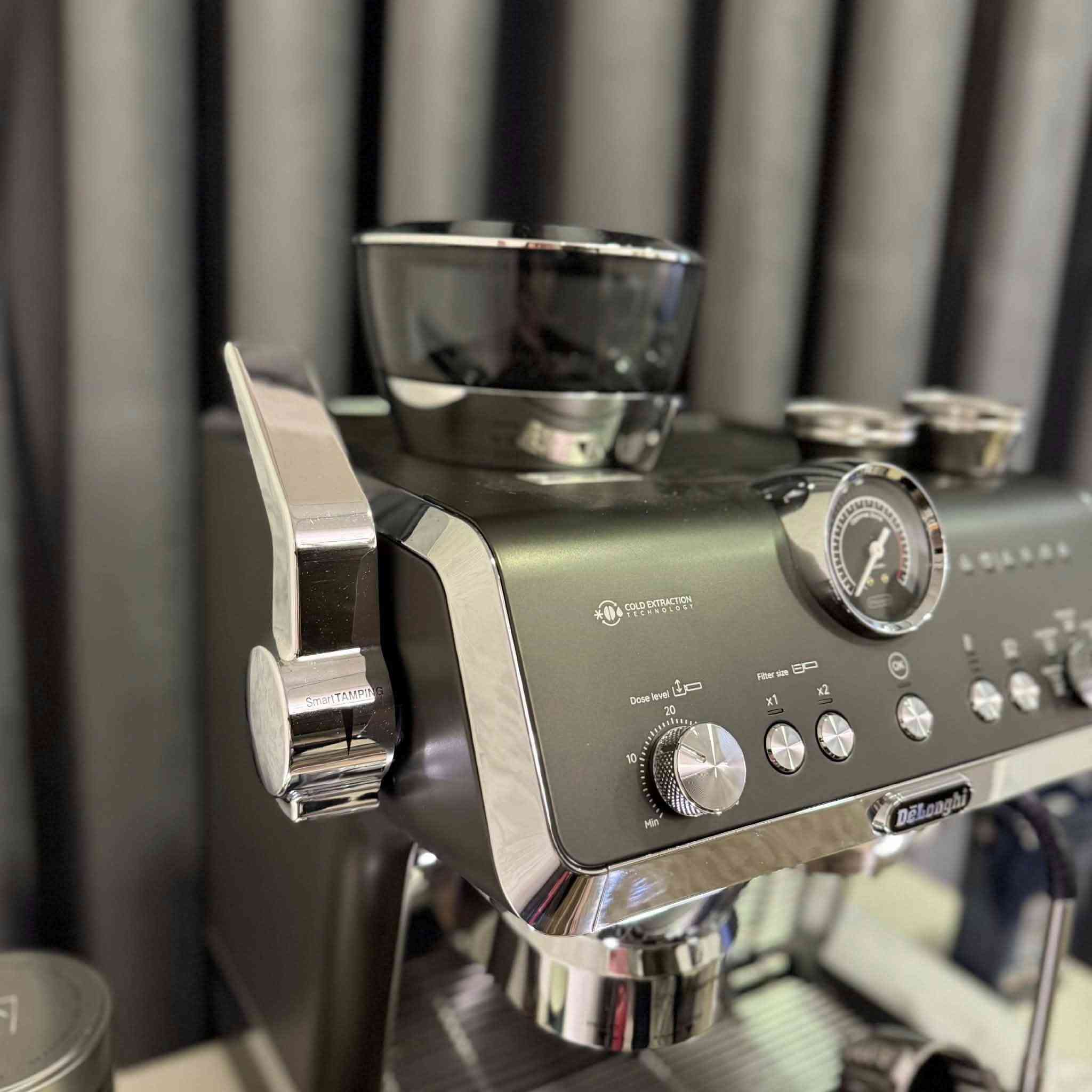 � للبيع ماكينة قهوة احترافية مع مطحنة مدمجة – إصدار Opera

‼️سنة الانتاج : شهر ٣ سنة ٢٠٢٥ ‼️

☕ النوع: ماكينة اسبريسو احترافية
🏷 الماركة: De’Longhi
📦 الموديل: De’Longhi La Specialista Opera

🔹 الحالة: مستخدمة استخدام خفيف جداً
🔹 النظافة: ممتازة تقريباً 99٪
🔹 اللون: رمادي غامق (Dark Grey / Metal Grey) وليس أسود
🔹 العمل: شغالة 100٪ بدون أي مشكلة
🔹 الفئة: ماكينة منزلية احترافية لعشاق القهوة المختصة

☕ أهم المميزات

✔ مطحنة قهوة مدمجة لطحن البن مباشرة قبل الاستخلاص
✔ إمكانية التحكم بدرجة طحن القهوة
✔ إمكانية التحكم بكمية الطحن (Dose Level)
✔ مقياس ضغط احترافي لمراقبة الاستخلاص الصحيح
✔ نظام Smart Tamping Station لكبس القهوة بسهولة وبدقة
✔ نظام Cold Extraction Technology للاستخلاص البارد
✔ عصا تبخير حليب احترافية لعمل رغوة الحليب

❄ المشروبات التي تدعمها الماكينة

• Espresso
• Espresso Cool
• Cold Brew
• Long Black
• إمكانية تحضير

 • Cappuccino
 • Latte
 • Flat White�باستخدام عصا التبخير

⚙ التحكم والخصائص

✔ اختيار فلتر مفرد أو مزدوج (1 Cup / 2 Cups)
✔ تحكم بدرجة حرارة الاستخلاص
✔ تسخين سريع للمكينة
✔ قاعدة تسخين أكواب
✔ مؤشر ضغط يوضح الاستخلاص المثالي
✔ تحكم بجرعة الطحن حسب الرغبة

📦 المرفقات الظاهرة بالصورة

✅ البورتافلتر الأصلي
✅ سلة فلتر مفردة
✅ سلة فلتر مزدوجة
✅ مطحنة مدمجة مع خزان بن
✅ بتشر حليب 
✅ كوبين قهوة
✅ سائل تنظيف الاصلي 
✅ بعض مستلزمات التنظيف / الفلاتر الظاهرة بالصور

📍 مناسبة لـ

✔ عشاق القهوة المختصة
✔ الاستخدام المنزلي الاحترافي
✔ الأشخاص الذين يريدون جودة قهوة مثل المقاهي

🚚 التوصيل متوفر إلى جميع المحافظات
📩 للشراء أو الاستفسار راسل الصفحة على الخاص


**إذا كنت صاحب هذا الإعلان وتريد حذفه لأي سبب، رجاءا أرسل رسالة إلى الدعم الفني**