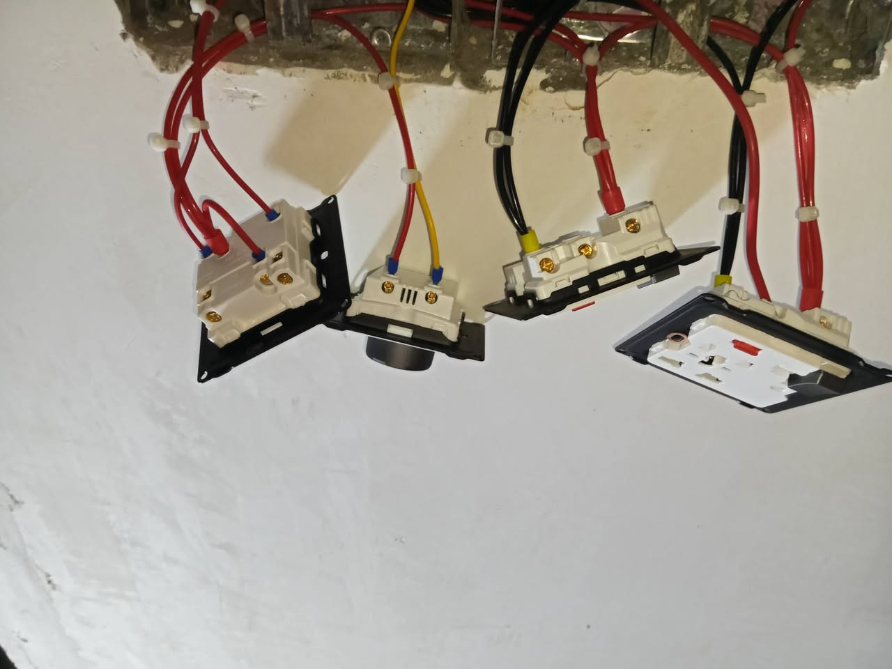 كادر الباز لتأسيسات الكهربائية ⚡.
تأسيس بوري + سيمنز + مساطر حسب طلبك شغل درجة اولى استلام مهندس باسعار مناسبه جدا   1. التزام بالموعد 
2. استلام مهندس 
3. تسليم البيت في الوقت المحدد
4. عمل درجه اولى 100% 

نعمل في داخل البصرة 

للاستفسار / ***********
