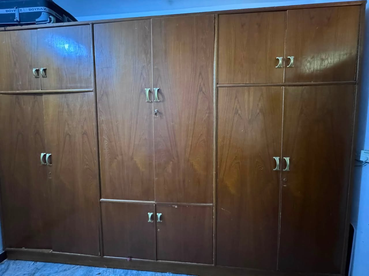 أغراض منزل للبيع 
كنتورد200
بوفيه125
جربايه175
غساله ١٢٥
مبرده ٥٠
تلفزيون شغال بس بي خلل ٢٥ الف
مكان بغداد الشعب قرب سوق شلال 
رقم الهاتف ***********
