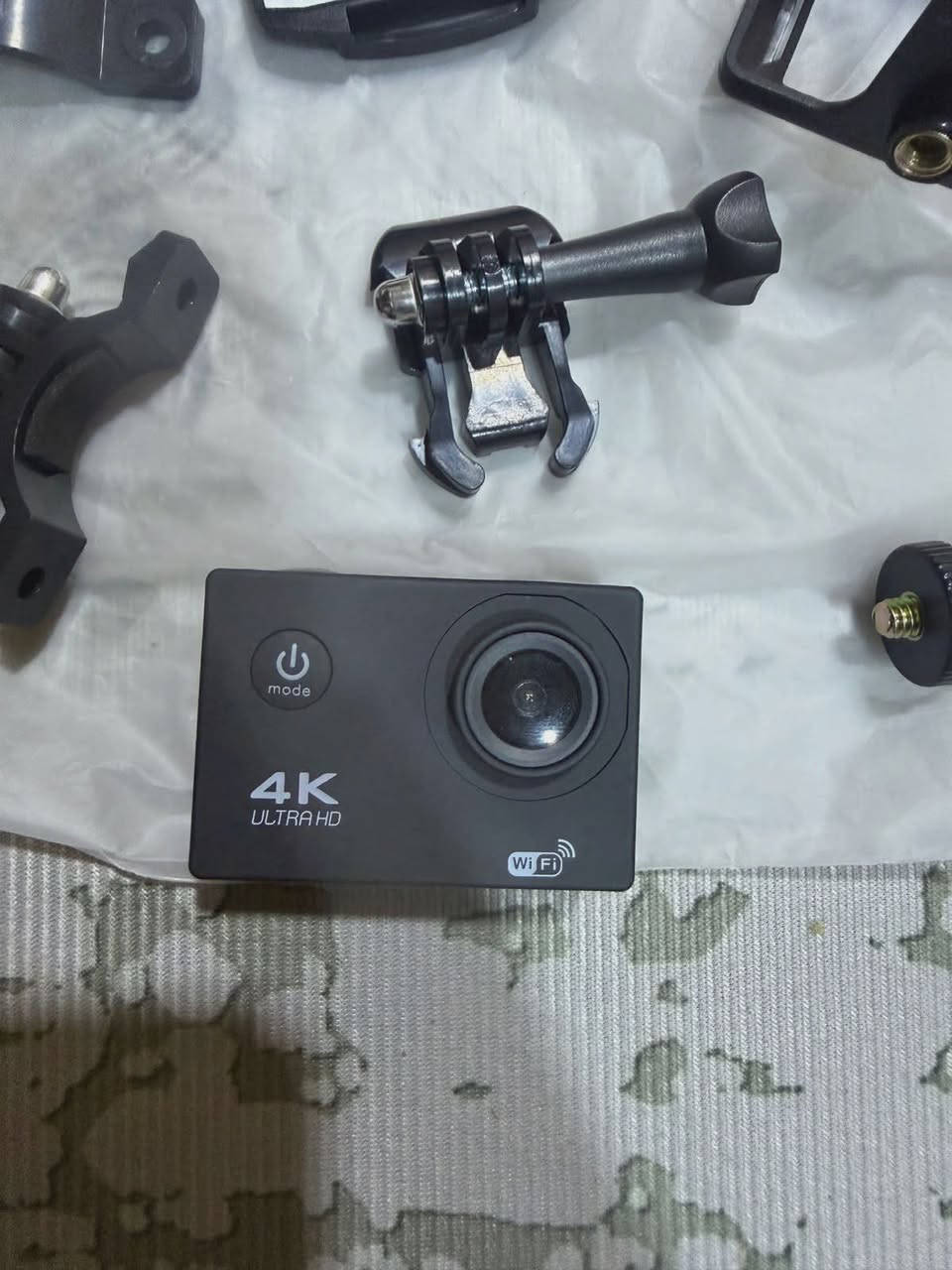 هذه كاميرا أكشن رياضية عامة (Generic Action Camera) مكتوب عليها 4K Ultra HD Wi-Fi، ومن الملصق الخلفي يظهر الموديل AT-C200 مع بطارية ليثيوم 900mAh.تصوير فيديو حتى 4K (غالبًا بدقة فعلية أقل في بعض النسخ الاقتصادية).
اتصال Wi-Fi للتحكم من الهاتف.
شاشة خلفية (غالبًا 2 بوصة).
بطارية 900mAh قابلة للشحن.
تأتي مع قواعد تثبيت للخوذة والدراجة كما يظهر في الصور.
تدعم بطاقة ذاكرة microSD.
اخوان كامرا نضيفه جدا يجي وياها رام 32كيكه 
السعر 40.000 مع التوصيل لجميع المحافظات راسلني واتساب وتدلل هذا رقمي ***********
