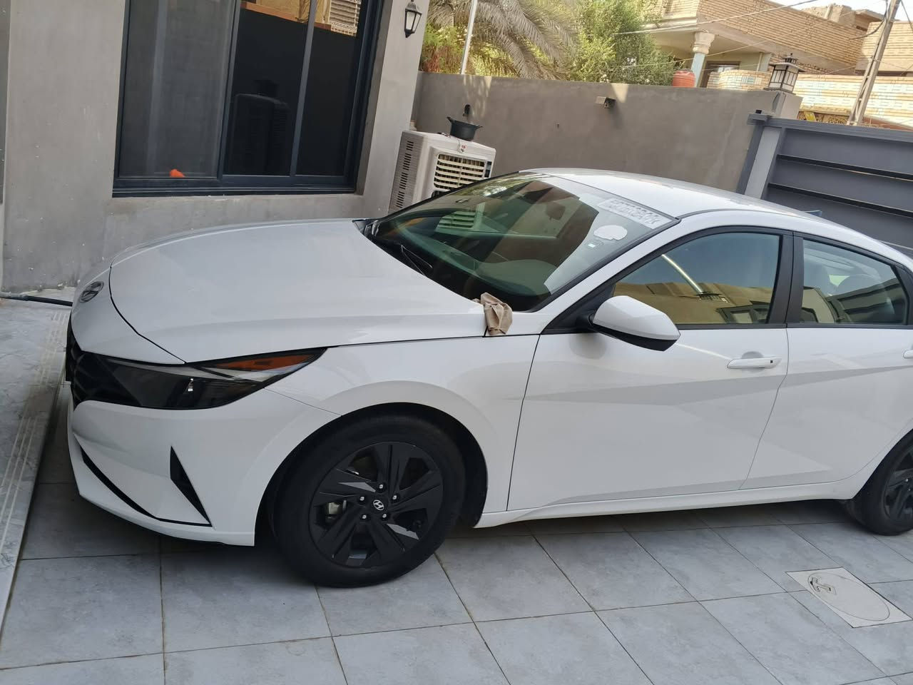 📣 للبيع: هيونداي إلنترا 2022 SEL (وارد أمريكي)

​📌 تفاصيل السيارة والماشية:

​المسافة المقطوعة (الماشي): 60 ألف ميل.

​حالة الحادث: حادث كلش خفيف (قبق جنطة فقط) وباقي السيارة مكفولة.

​المكان: بابل - شارع 60 (السيارة مرقمة أربيل كما في الصورة 4135.jpg).

​⚙️ المواصفات الميكانيكية والأداء:

​المحرك: 4 سلندر، سعة 2000 سي سي (اقتصادي وقوي).

​ناقل الحركة (الكير): أوتوماتيك ذكي مع وضعيات قيادة متعددة (اقتصادي ECO، رياضي SPORT، ذكي SMART).

​نظام الدفع: أمامي.

​💎 الراحة والرفاهية الداخلية:

​التشغيل والدخول: بصمة تشغيل مع ميزة الدخول الذكي، وخاصية فتح الصندوق الخلفي تلقائياً عند الاقتراب.

​الشاشة والترفيه: شاشة لمس قياس 8 إنش تدعم نظامي (آبل كاربلاي و أندرويد أوتو) لاسلكياً بدون واير.

​نظام التكييف: تحكم تلقائي ومستقل لدرجة الحرارة بين السائق والراكب (تكييف مركزي قطعتين).

​النظام الصوتي: راديو متطور مع 6 سماعات محيطية عالية النقاء.

​🛡️ أنظمة الأمان والرادارات (مواصفات كاملة):

​كاميرا خلفية دوارة مع خطوط توجيهية لتسهيل الركن.

​رادار مانع التصادم الأمامي مع خاصية كشف المشاة والتوقف التلقائي في الطوارئ.

​رادار الحفاظ على المسار (تنبيه عند الخروج من المسار والمساعدة في التوجيه).

​نظام كشف النقاط العمياء في المرايا الجانبية (حساس رادار جانبي).

​تنبيه حركة المرور الخلفية عند الرجوع إلى الخلف.

​نظام الضوء العالي التلقائي (يتحكم بالإضاءة حسب السيارات المقابلة).

السعر 160

​

📞 للتواصل والاستفسار: [*********** ]
