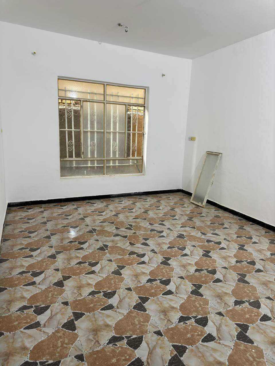 بيت بلحكيم 200متر للبيع بيت طابق واحد بيه غرفتين وصاله واستقبال ومطبخ وصحيات خارجية وداخليه وبيتونه 
البيت بناءه طابوق والسقف صب
للتواصل ***********
