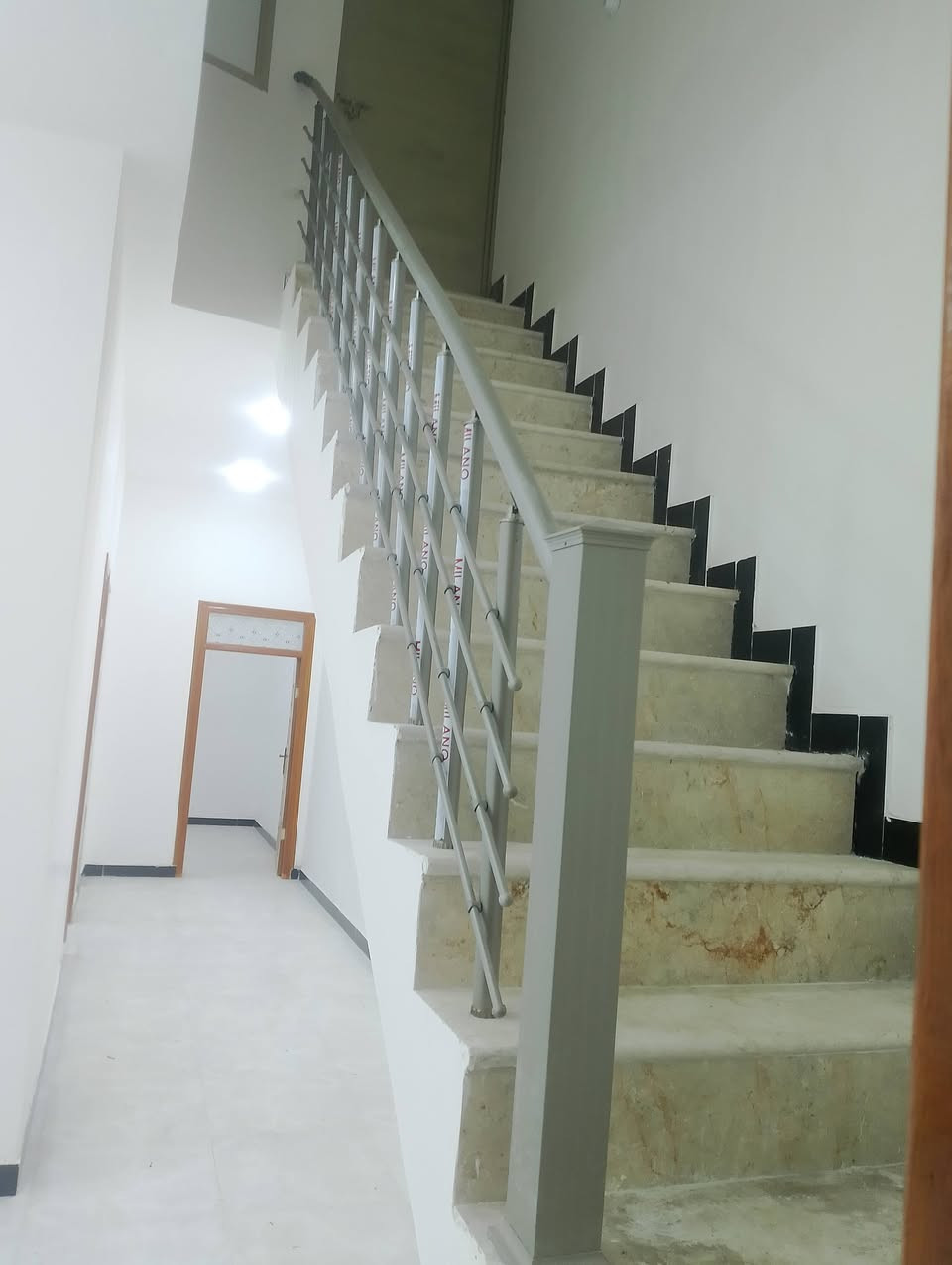 بيت طابو وصرف مساحه 125 يحتوي على غرفتين وصاله وديوانيه ومطبخ وصحيات داخليه وخارجيه في الاسكان الصناعي النزله الثالثه قريب عن النزله الثالثه الشراي فقط يتصل***********
‏‪0783 609 8002‬‏
