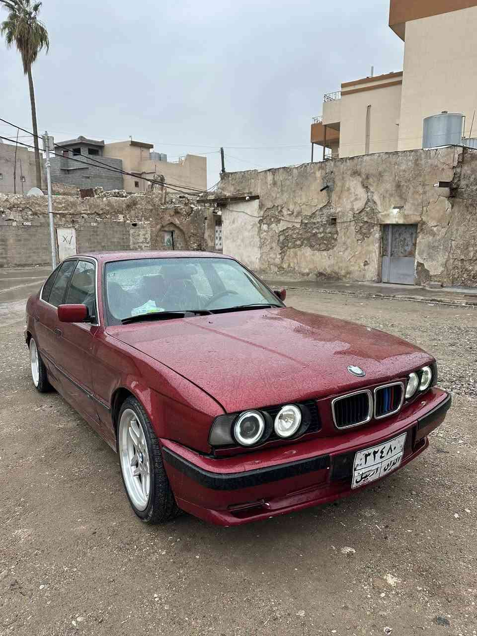 سلام عليكم بيم موديل 91 سياره بلاد 520 كير عادي ومحرك بالشرط لا صرف ولا بخار ولا صوت سياره كلش حلوه وكاعده بدون مصرف صبغتها جديد بيها ضربه جاملغ السكن بدون دواخل لايت حلقه زينون اصلي سياره دعاميات M وياله M دواخلها جديد سنويه صاقطه وعليها غرامه 11 ورقه ينزل من سعر مكاني كركوك سعرها 55 ورقه وبيها مجال شرط تحويل رقم أربيل تحياتي للشراي ***********
