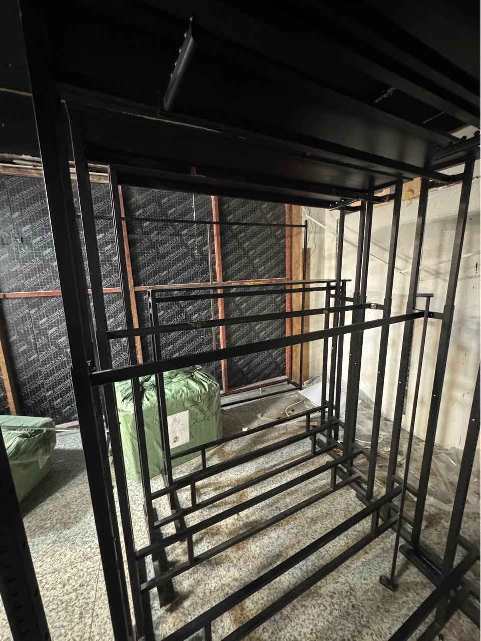 ستان عرض ملابس ثقيل ميكانو مستخدم 
الطول ١٥٠cm 
الارتفاع : فري سايز تحكم بالارتفاع يوصل من ١٥٠cm لحد ٢٥٠ cm
العدد ٥  سعر القطعه ٧٠ الف
الاستفسار واتساب : *********** كربلاء, العراق
