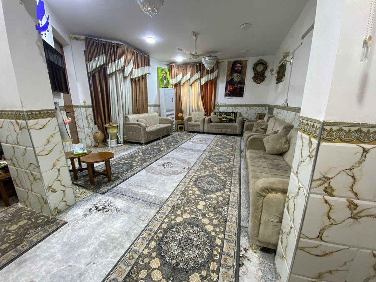 من رخصة الادمن 

⸻ 

إعلان بيع عقار سكني

للبيع بيت سكني بموجب سند طابو زراعي (25 حصة باسمي)
المعاملة نزل وجاهز يتم التحويل في اليوم التالي مباشرة.

تفاصيل العقار:
 • المساحة: 200 م² 
• واجهة 10 نزال 20 ‏
 • البناء: طابقان
 • عدد غرف النوم: 4 غرف
 • كل غرفة مجهزة بسِبْلت 2.5 طن
 • المجموعات الصحية: 3
 • المطبخ: 4 × 5 م
 • الاستقبال مع كوليدور مفتوح: 11 × 5 م
 • كراج سيارة: 7 × 4 م
 • عدد المناور: 2
 • درج داخلي حديث

العقار مشيّد وفق مواصفات حديثة، توزيع عملي للمساحات، مناسب للسكن العائلي
للاستفسار عل الرقم 
***********
