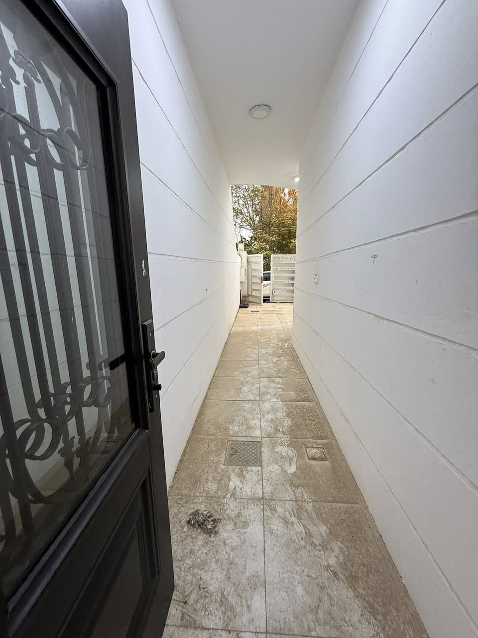 دار البيع تكريت حي التجنيد
مساحة ١٠٠ متر واجة ٥ نزال ٢٠ متر
البيت طابقين على حديقة 
٣ غرف نوم 
٣ مجموعات صحية
صالة واستقبال ومطبخ وكراج
السعر ١١٨ مليون وبي مجال
للاتصال ***********
مكتب يوسف للعقار
