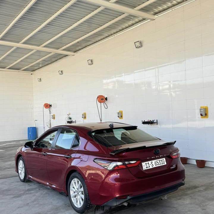 للبيع : تويوتا كامري 2021 هايبرد 
اللون :- ماروني
المسافه المقطوعه : 45 ميل  
عدد المقاعد :- 5 مقاعد 
مواصفات السيارة :- LE Hybrid 
شاشه كبيره نفكيشن
وَيْل 18 
-بصمة تشغيل  
- مقاعد مخمل
- شاشة لمس
-كامرة خلفية 
- بلوتوث 
- اي بي اس                                                            
- تحكم ستيرن كامل
- مانع تصادم 
-  اضوية LED
-رادار امامي 
- مثبت سرعة 
- نظام EV mode +نظام Sport mode
- نظام توفير الوقود ECO
- نظام النقطة العمياء
- نظام تحديد المسار
- مانع انزلاق
- شاحن هاتف لاسلكي
- هاند بريك بصمه 
(حادثها بنيد سطحي )

كفالة شواصي و الغود وبدون ايرباك 
صور الضرر مرفقة

 سعرها :178
مكاني بغداد السيدية
للاستفسار ***********
