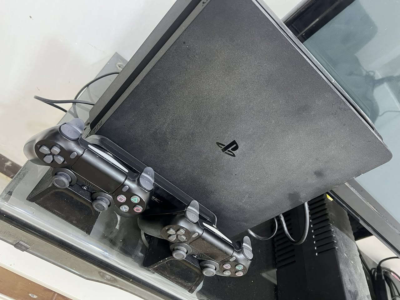 بلي فور سلم 1 تيرا مهكر بواسطة قرص التهكير ملحقاته جوستكين واحد بلادي والثاني تجاري و UBS بالاضافه الى قاعدة شحن اليدات و ثلاث اقراص وبي خمس اللعاب مثل ما موضح بالفديو البلي مفتوح من اشتريته والبلي كلش نضيف حته الكارتونه موجوده مكاني بالكاظميه والسعر 350 الف وتعال وتدلل الرقم ***********
