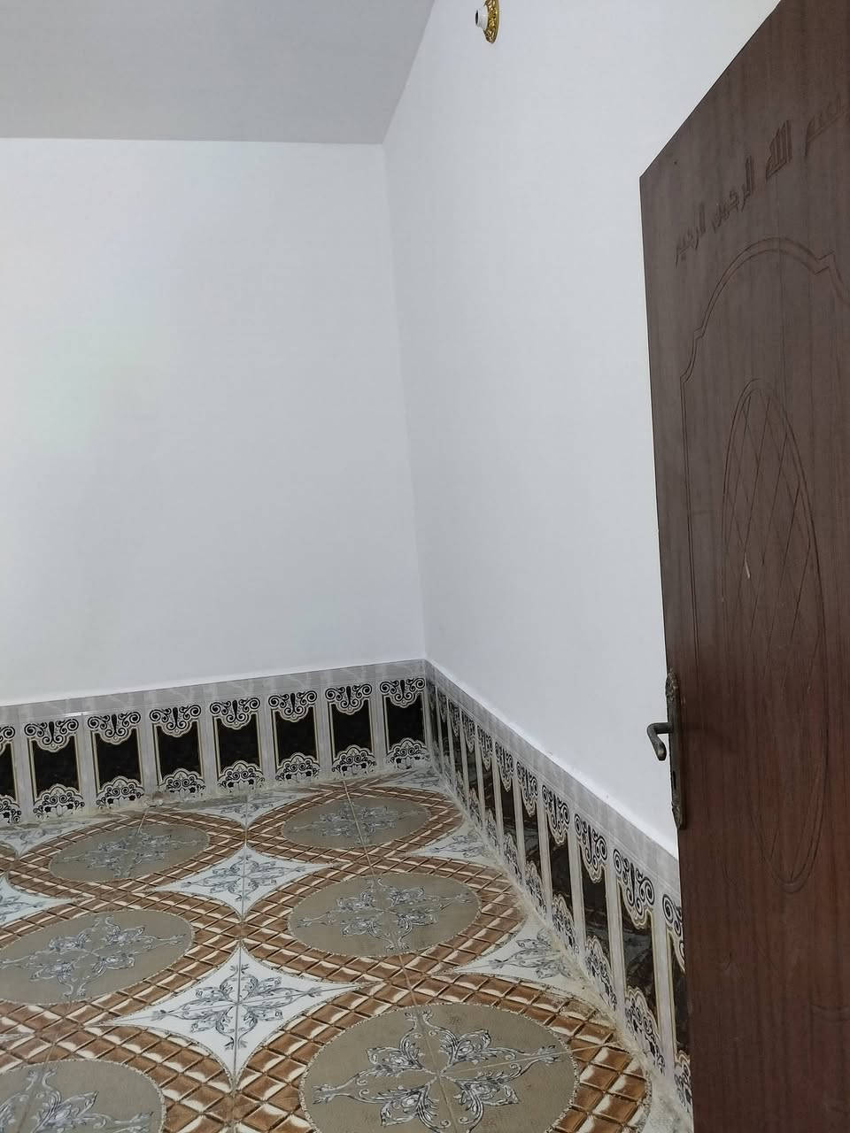 سلام عليكم بيت للبيع حي الخضراء مساحته 100 طابقين يحتوي على ثلاث غرف كافه الخدمات شارع السايدين خابر *********** بي واتساب
