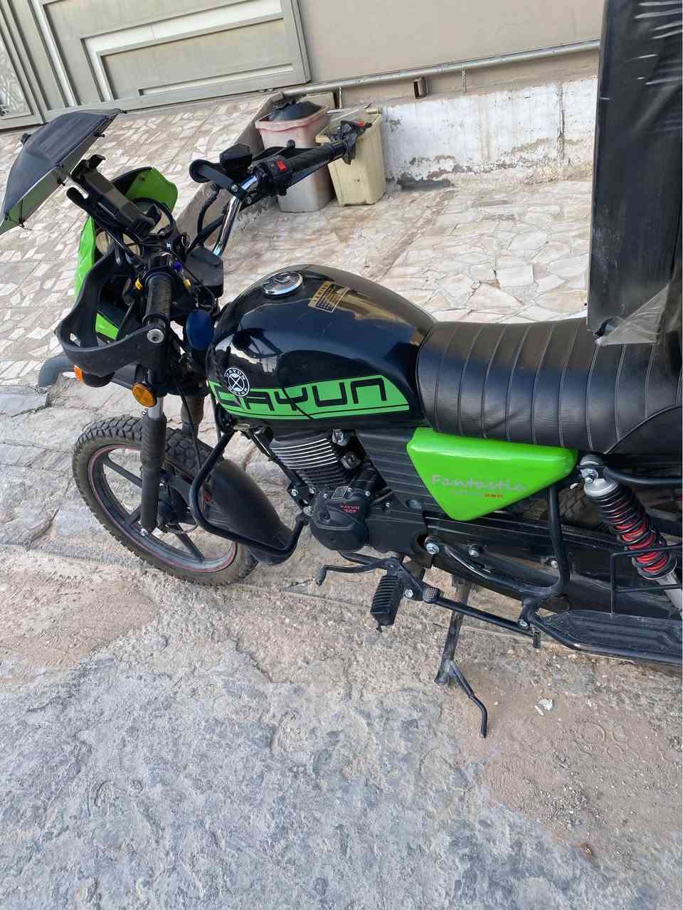 سلام عليكم دايون موديل 25 مكينه 200 سويج سجينه مطلعه بال٢٦ الدراجه مكفوله برغي ما ناقصه دراجه بعدها زيرو وهاي نضافتها شوفت عينك بالصور وتجي وتشوف بالواقع أحله رقم اربيل سنويه عضم السعر مليونين و700 رقمي *********** مكاني نجف شراي بخدمتك والسوك اسعاره معروفه النجف, العراق
