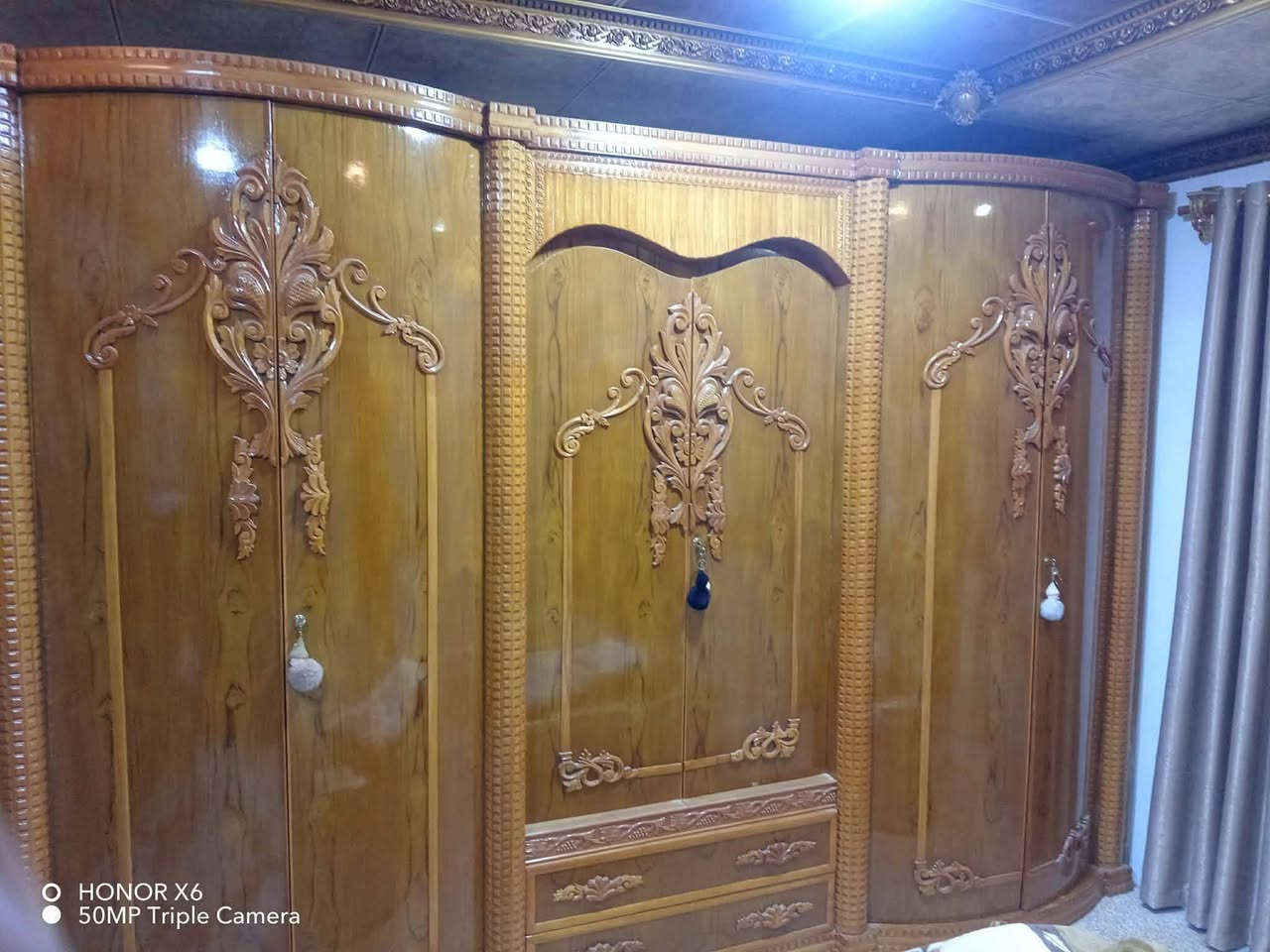 غرفه نوم عراقيه اصليه بعدهي بل جيس اخذتها بمليون وربع  وريد أبيعها ب٥٠٠ قفل  بسبب ضيق المكان لتواصل الاتصال على الرقم ***********
