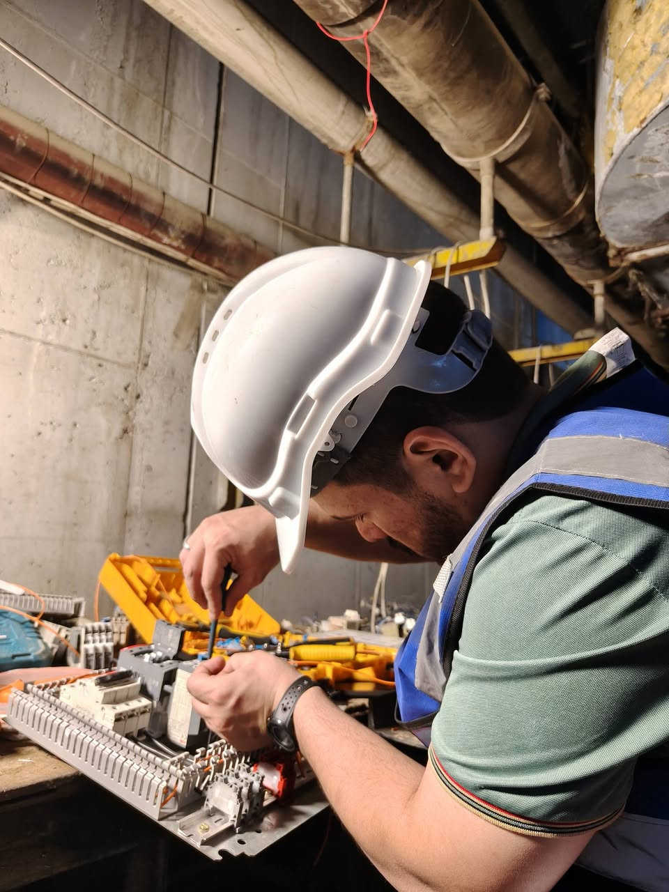 مكتب المهندس رحيم للحلول الكهربائية.
كهرباء بيتك.. تبدأ من "الخارطة" مو بس الوايرات! ⚡🏠
​تخطط تبني بيت جديد؟ أو عندك مشاكل بالكهرباء وتعبت من الترقيع؟
مكتب المهندس رحيم للحلول الكهربائية يقدم لك الحلول الهندسية المتكاملة :
✅ تأسيس وصيانة منزلية: تنفيذ دقيق للمخططات وبإشراف هندسي مباشر.
​✅ رسم وتصميم مخططات كهربائية منزلية: توزيع أحمال مدروس، أماكن إنارة ذكية، وتوزيع نقاط القوى (Sockets) حسب الأثاث.. يعني شغلك يجي "قالب وحافر" بدون تكسير مستقبلي.
​✅ تجميع بوردات ATS احترافية: حماية كاملة للمنزل وتحويل أوتوماتيكي سلس وبأعلى المواقف العالمية.
​✅ حلول استقرار التيار: نخلصك من مشاكل تذبذب الفولتية واحتراق الأجهزة الحساسة.

لأننا نشتغل بالعلم والدقة، ونضمن لك أمان عائلتك وكفاءة منظومة الكهرباء لسنوات طويلة.
​📍 خدمتنا توصلك لباب البيت .
📞 للحجز والاستفسار أو لطلب تصميم مخطط لبيتك، او محلك  راسلنا أو اتصل: [***********]
