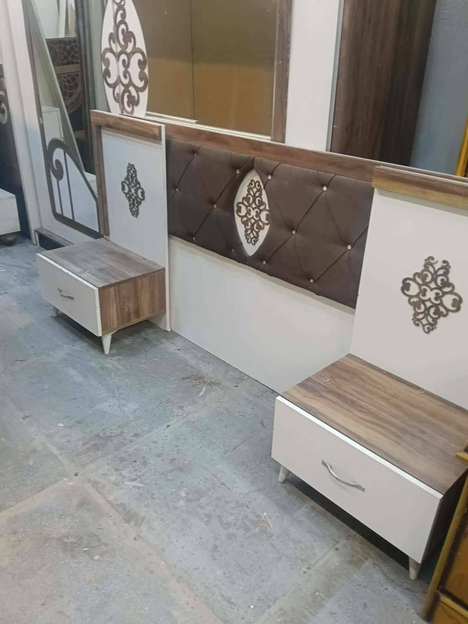 غرفه تركي 6قطع.نظيفه جدا شخطه ما بيها السعر380مع شد ونقل الحجز واتس***********
