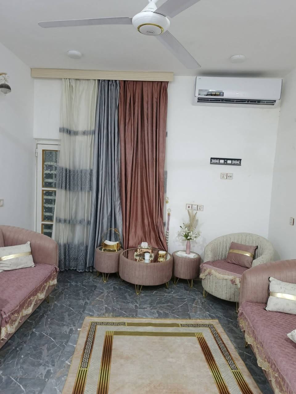 سلام عليكم بيت بحي المين شارع فيتر الامير يبعد عن شارع دقيقتين مشي بيت مساحته 140متر واجهيه ثمانيه ونصف نزال صطعش نص بي برانيه غرفته نوم مطبخ صاله درج بي صحيات دخليه خرجيه حديقه بل وره *********** كلفت خدمات تبليط مجاري ماي سأله
