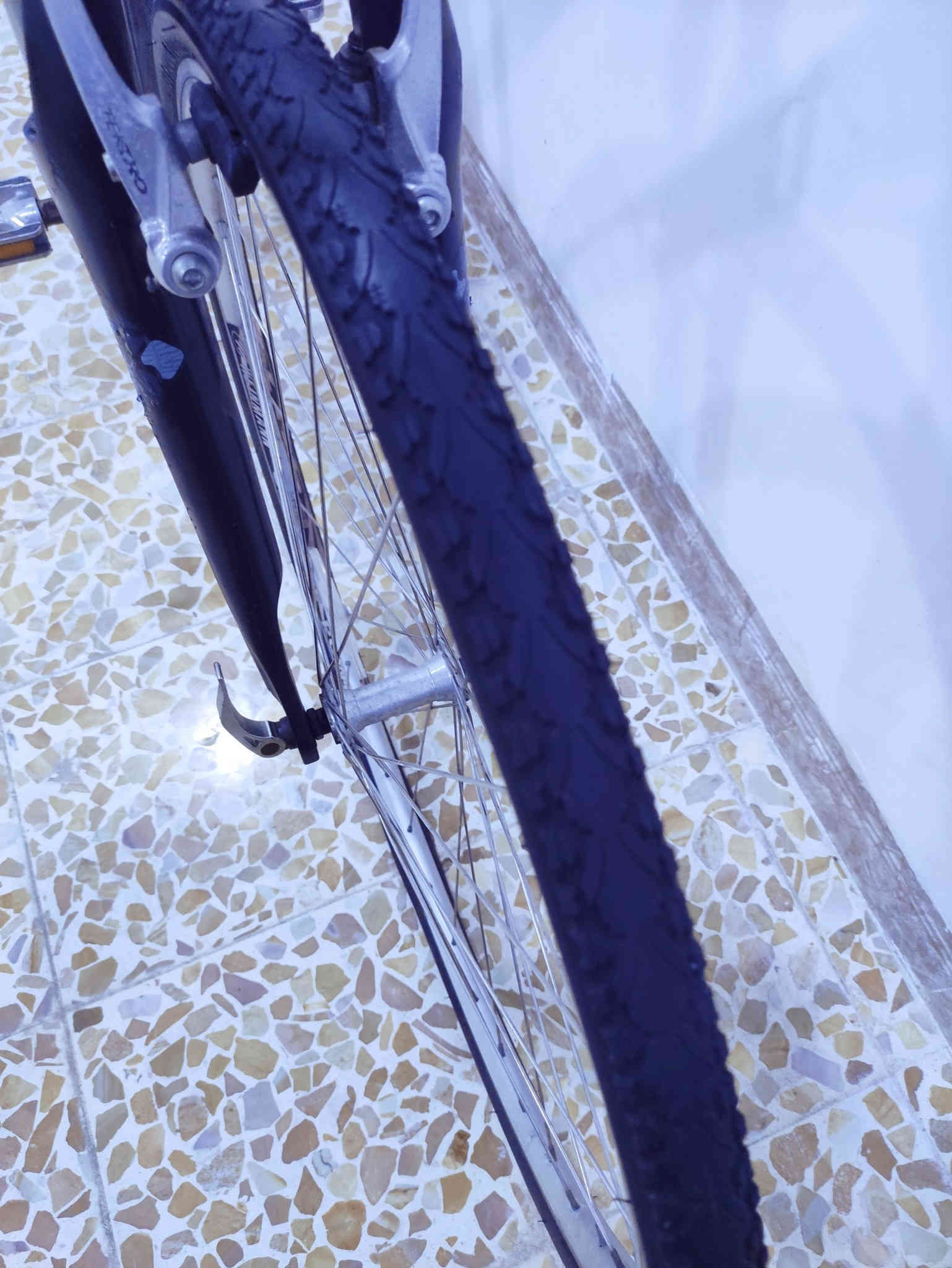 السلام عليكم

دراجه ماركة لويس #LOUIS_GARNEAU ماركه عالميه غنيه

 عن التعريف صنع اصلي اورجنال كندي🇨🇦 مختوم

حجم 28(C700)  قياسM ميديم لشه عالية وضخمة 
  
لون (أسود لامع ميتاليك) ...فوول المنيوم خفيف جدا

 دبل امامي هايدروليك سلس١٠٠٪ لامتصاص الطسات والصدمات 

سستم شيمانو كامل سيت  آلتوس كامل #SHIMANO_ALTUS

بدالات السرعه 8X3 سحب دفع #شاشه_حديث

بريكات شيمانو تيكتروبالمكان #TEKTRO...رقبه لعابه متحركه 

حسب الطول تتقدم للامام وترجع للخلف وتتصعد وتتنزل 

وياله #ALEXRIMS  طبقتين مصممه لتحمل الاوزان الثقيله

 والطسات ....تايرات كتان اصليه نقشه ناعمه فوول سلاسه وسرعه 

سرج طبي اصلي ...كامبليون امامي خلفي وبلسرج  

الدراجه ختم واحد ليبل واحد ... وبلحقيقه بعد احلى من الصور 

🔴الدراجه قطعه مال حاويه غير مستخدمه داخل العراق ...ما مبدل بيها برغي على وضع الشركه بلاد ....ما بيها اي نقص كامله وجاهزه ١٠٠٪

المكان الموصل الجانب الايسر.....السعر 230 الف (ثابت_قفل)

يوجد توصيل بغداد 

رقمي *********** للتواصل
