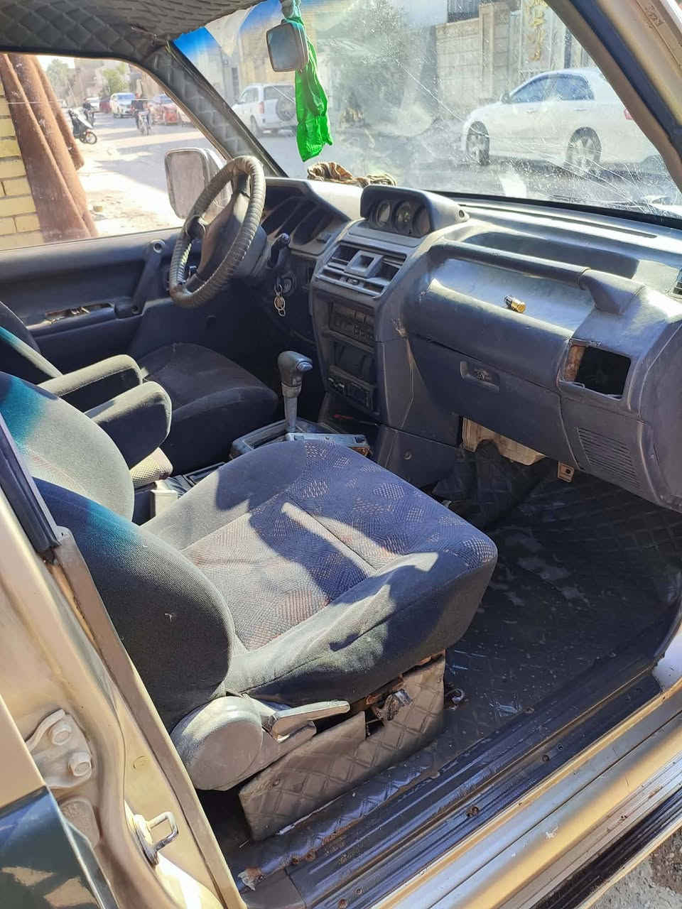 سياره للبيع بجيرو مكين ففتي ثنين ونص رقم واسط مكان سيره واسط سعر ٥٠ بيه مجال تصل ***********
