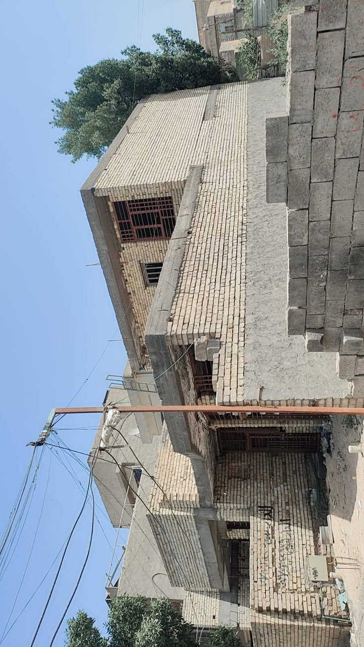 السلام عليكم بيت بالزعفرانيه الزراعي سعيده خلف جامع الكيلاني 150 متر مبني طابق ونص باقي له ارضيه وجدران لبخ مي ومجاري وكهرباء مؤسس للبيع والاستفسار اتصل على هذا الرقم سعره 75 مليون وبي مجال  سنه 25  (***********) (***********)
