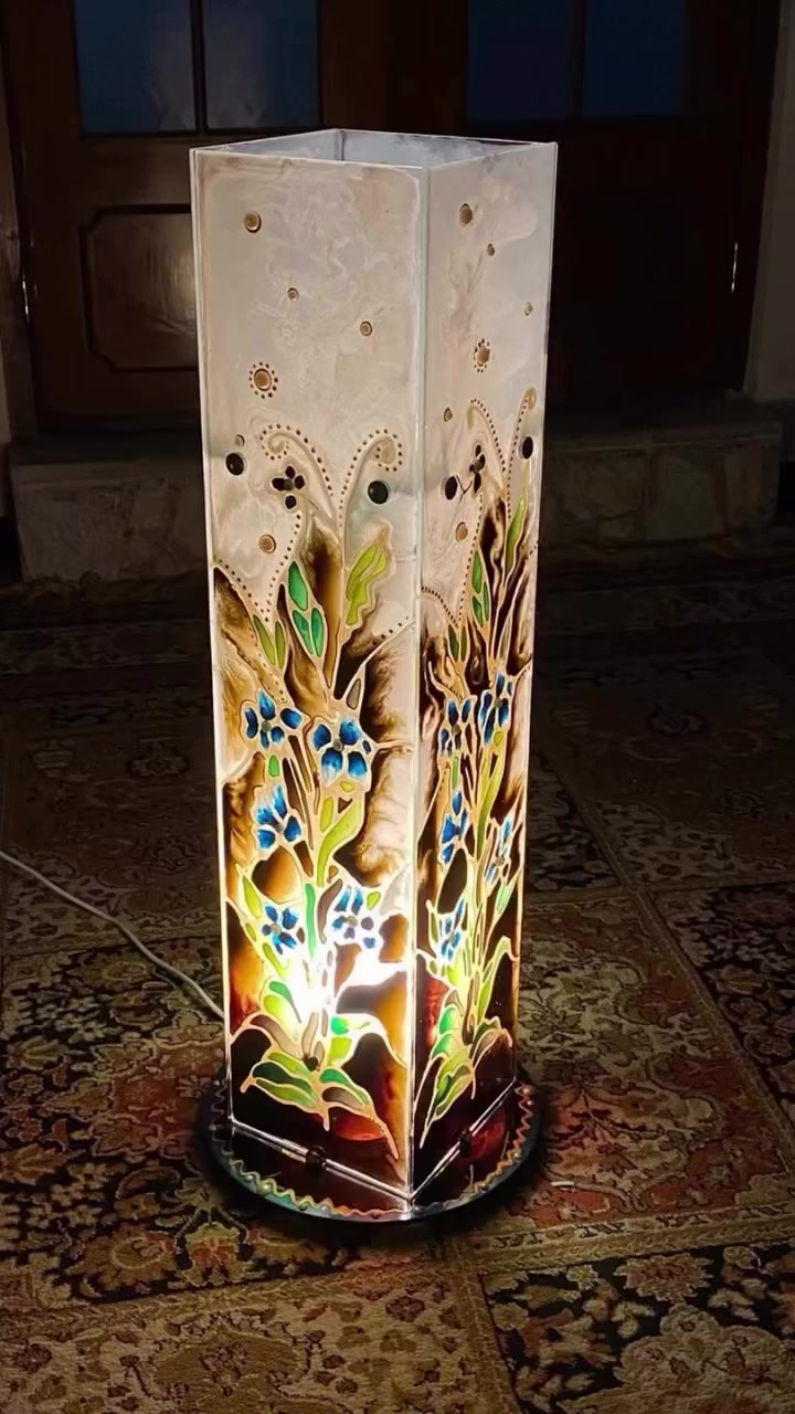 تيبلام ارتفاع متر رسم على الزجاج من اعمال مركزنا مركز الفنون التشكيلية للطلب مراسلة الصفحة او زورونا العنوان شارع فلسطين تقاطع الصخرة ***********
