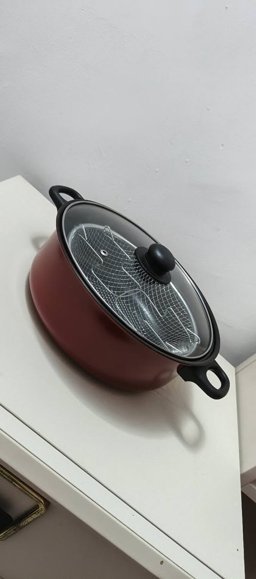 قدر طهي وقلي متعدد الاستخدامات (3 في 1)  🦋🤍
المقاس: قطر 26 سم (حجم مناسب للعائلات).
السعة: حوالي 2.3 لتر (5 Pints).
الملحقات:
سلة معدنية (مصفاة) بمقبض مخصصة للقلي العميق أو تصفية المعكرونة والطهي بالبخار.
غطاء زجاجي حراري لمتابعة الطعام أثناء الطهي.
الاستخدامات:
مقلاة عميقة (للسمبوسة، البطاطس، وغيرها).
قدر للسلق والطبخ اليومي.
وعاء للطهي بالبخار عند إزالة السلة.
سهولة التنظيف: مادة الصنع مصممة بحيث لا تلتصق بها البقع ويسهل غسلها.


**إذا كنت صاحب هذا الإعلان وتريد حذفه لأي سبب، رجاءا أرسل رسالة إلى الدعم الفني**