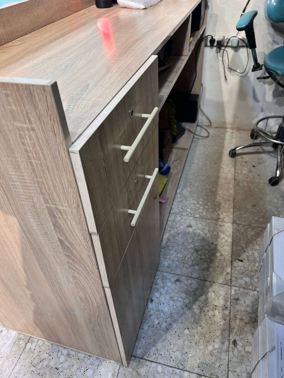 ميز كاشير ميز ادارة 

خشب mdf تركي تزگام درجة اولى نظافة 90 ‎%‎ ، يحوي على جرارات ثنين وكومدي ورفوف من داخل عدد 3 ، قياساته طول 194 سم ارتفاع 110 سم عرض 55 سم 

السعر 400 الف وبي مجال بسيط موجود بالنجف بحي الكرامة تواصل على رقم تليفون فقط ***********
