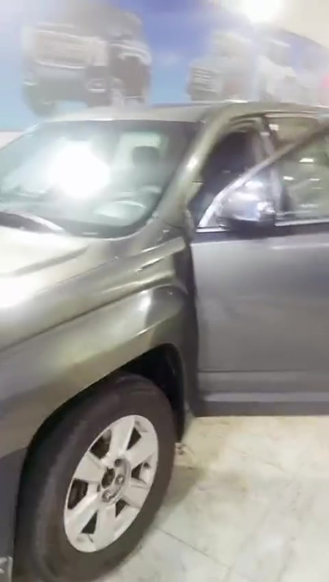 عنوان المنشور: 🚗 جي ام سي تيران 2012 (GMC Terrain) نصف فل - ممشى قليل جداً وكير جديد للبيع 🚗التفاصيل والمواصفات:الموديل: 2012الفئة: نصف فل (شاشة لمس، كاميرا خلفية، كراسي مخمل كهرباء، تحكم ستيرن كامل، نظام صوتي Pioneer، وباقي مواصفات النصف فل المعروفة).المحرك: 4 سلندر 2.4 لتر (اقتصادي جداً بالوقود وممتاز للاستخدام اليومي).ناقل الحركة (الكير): كير جديد بالكامل ومكفول.المسافة المقطوعة (الممشى): 120 ألف كيلومتر فقط (ممشى حقيقي وقليل جداً بالنسبة للموديل).الإطارات: تخم تاير جديد تماماً.الرقم والسنوية: رقم البصرة الألماني (الإنكليزي)، والسنوية نافذة لغاية عام 2030 (أوراق جاهزة للتحويل مباشرة).نوع الوارد: وارد أمريكي.حالة البدن (البودي والصبغ):تبديل جاملق واحد.صبغ البنيد + جزء بسيط من حقيبة السيارة (الصندوق).تعديل بارد متفرق (القمارة، البابين، الجاملق الأيسر الأمامي).ملاحظات ونواقص السيارة (للأمّانة والشفافية):السيارة قوية بمحركها والكير الجديد والممشى القليل، لكن فيها بعض النواقص الاستهلاكية التي جرى مراعاتها وتنزيل قيمتها من السعر مسبقاً:الحدادية تحتاج إلى نفضة/تصليح.لوحة تشغيل التبريد (الشاشة/الكونترول) متضررة وتحتاج استبدال.مؤشر الباور ستيرن يؤشر في الدشبول ويحتاج فحص/تصليح.السعر المطلوب:السعر المعروض للبيع: 11.8 مليون دينار عراقي (80 ورقة) وبيه مجال بسيط جداً للشراي المباشر والجاد بعد المعاينة.🛑 السعر تم تنزيله ومراعاته مسبقاً بناءً على تكلفة تصليح النواقص المذكورة فوق (السيارة المكفولة من هذا الموديل والمواصفات سعرها أعلى بكثير).مكان تواجد السيارة والمعاينة: [العمارة ]للتواصل والاستفسار: ***********
