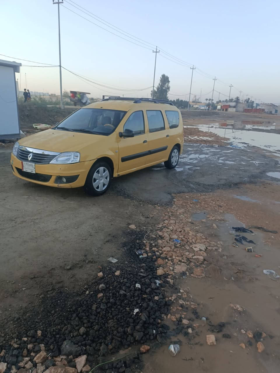 السلام عليكم  رينو سبعة اراكب لوكان رقم نجف محرك جديد كير سبعة اراكب حدادية جديدة تخم تاير كهراباءيات كلهة شغالة مكفولة من ضربة وصبغ مصفرة ههيءة و غرامات عنون غماس مكلف بنشر هذا رقم الموبايل ***********
