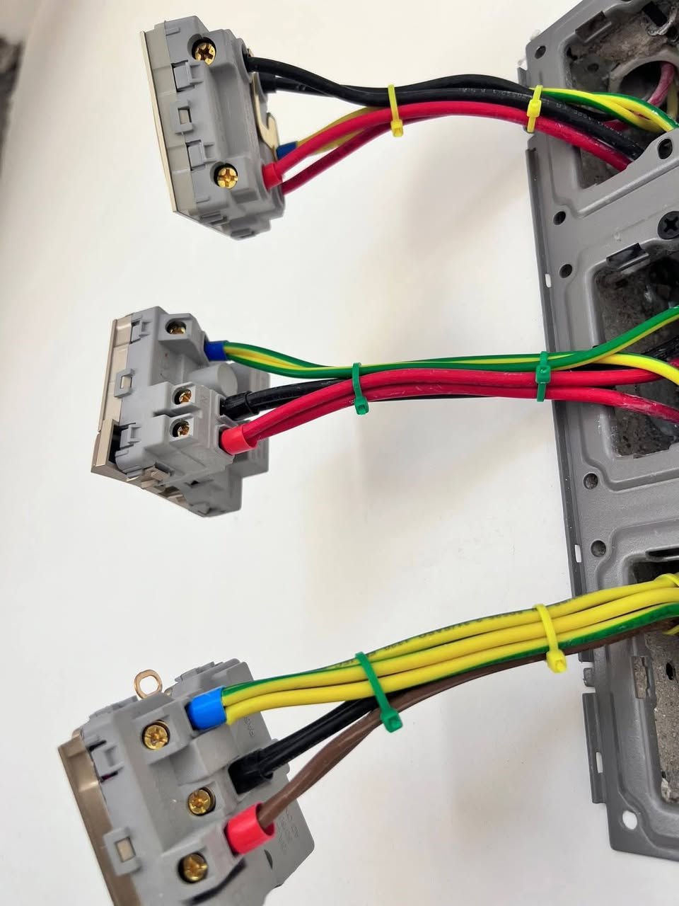 تأسيسات كهربائية وصحية وماء متواجد حالياً 
***********
