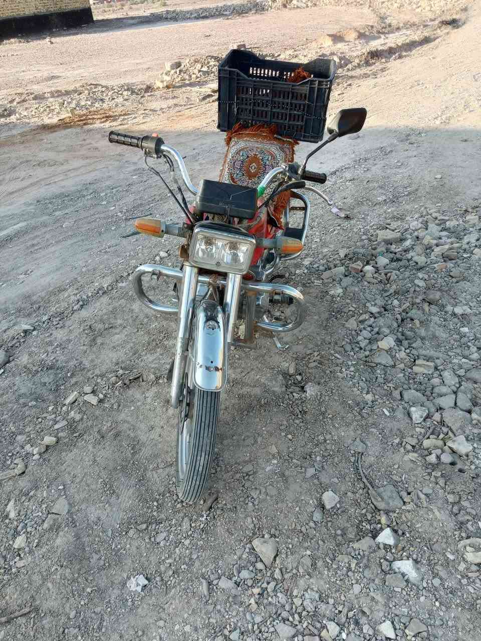 دراجه للبيع مكان محاويل ناحية الامام 
تشتغل هندر اوراق اصواليه كامله 
السعر ٣٠٠ الف وبيه مجال
***********
