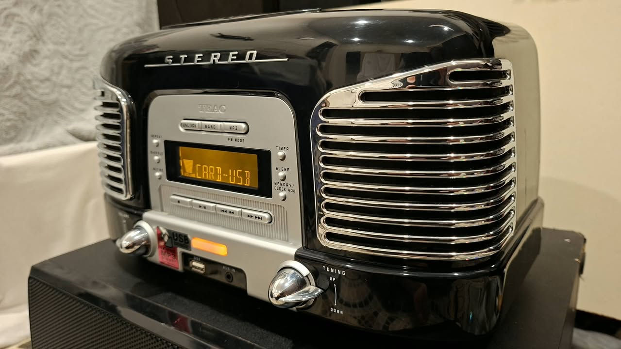 طراز TEAC SL-D930. 
نظام مكبر صوت 2.1 قناة مع مضخم صوت سفلي مدمج يوفر صوتًا عالي الدقة. الوزن 5.4 كغم
يتميز بتصميم كلاسيكي مستوحى من سيارات الخمسينيات. 
يتضمن مشغل أقراص مضغوطة (CD) بتحميل علوي يدعم تنسيقات MP3/WMA. 
مزود براديو AM/FM رقمي مع إمكانية تخزين المحطات مسبقًا. 
يتوفر ومقبس AUX-in مقاس 3.5 ملم لتوصيل مصادر صوت سلكية. 
سعر ١٣٥ الف للاتصال *********** كركوك يوجد توصيل كافة محافظات
