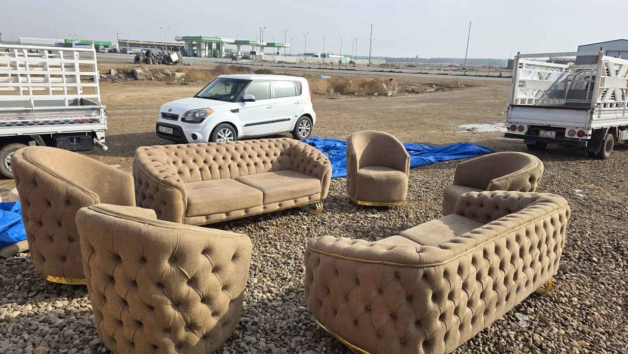 📢 عرض خاص: فخامة التركي بسعر البالة! 🛋️🇹🇷
يعلن مجمع الربيع للأثاث المنزلي عن توفر تخم "لقطة" يجمع بين التصميم الملكي والنظافة الفائقة:
 * الموديل: تركي (تشيسترفيلد) عصري، لون بيجي ملكي مطعم بإطار وقواعد ذهبية.
 * السعة: 10 مقاعد كاملة (جامبو).
 * الحالة: بالة درجة أولى، نظافة ممتازة جداً (نفس الصور تماماً).
 * التصميم: ظهر كابتوني يدوي مع أرجل ذهبية مودرن تضفي لمسة من الأناقة.
💰 السعر:
650,000 دينار فقط! (سعر تنافسي جداً مقارنة بالموديل والحجم).
📍 العنوان:
محافظة واسط - قضاء الصويرة
طريق (بغداد - صويرة) | مقابل محطة رضا الصالح الثانية.
بالقرب من مطعم هنداس (للمتوجهين نحو الصويرة).
📞 للاستفسار والحجز:
يرجى الاتصال على الرقم التالي:
***********
مجمع الربيع.. اختياركم الأول للأثاث الراقي والمتين.
