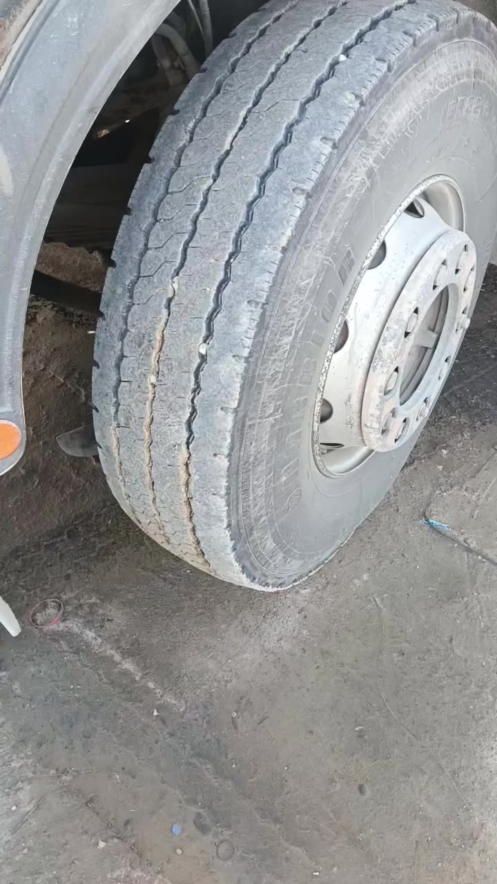 تايرات 22.5زوج جديدوالزوج الثاني نص عمره الوياله مال اكتروز 2015السعر(مليون 300)بدون اوياله السعر 900 رقم الهاتف***********

