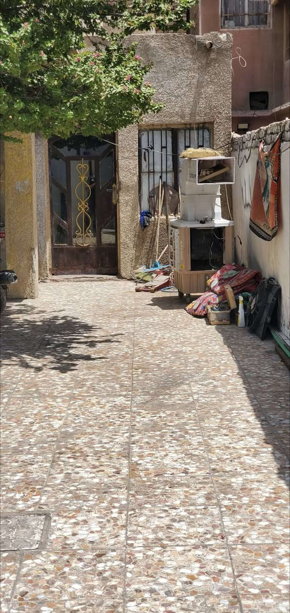 سلام عليكم بيت مساحة 188 واجه 7 ونص نزال 20 بيت بناء قديم بس مرمم كله جديد سراميك شتاكير جديد مجاري جديد حديقة جبيره كراج كلش جبير بي خرفتين نوم طابق واحد فقط  ترك جبير صطح هم مطبخ جبير  بيت مسلح بيت حلو كلش طابو صرف بسمي تحويل ثاني يوم  مكان بغداد الشعب قرب مستشفى الزهراء الهلي رقم ***********
