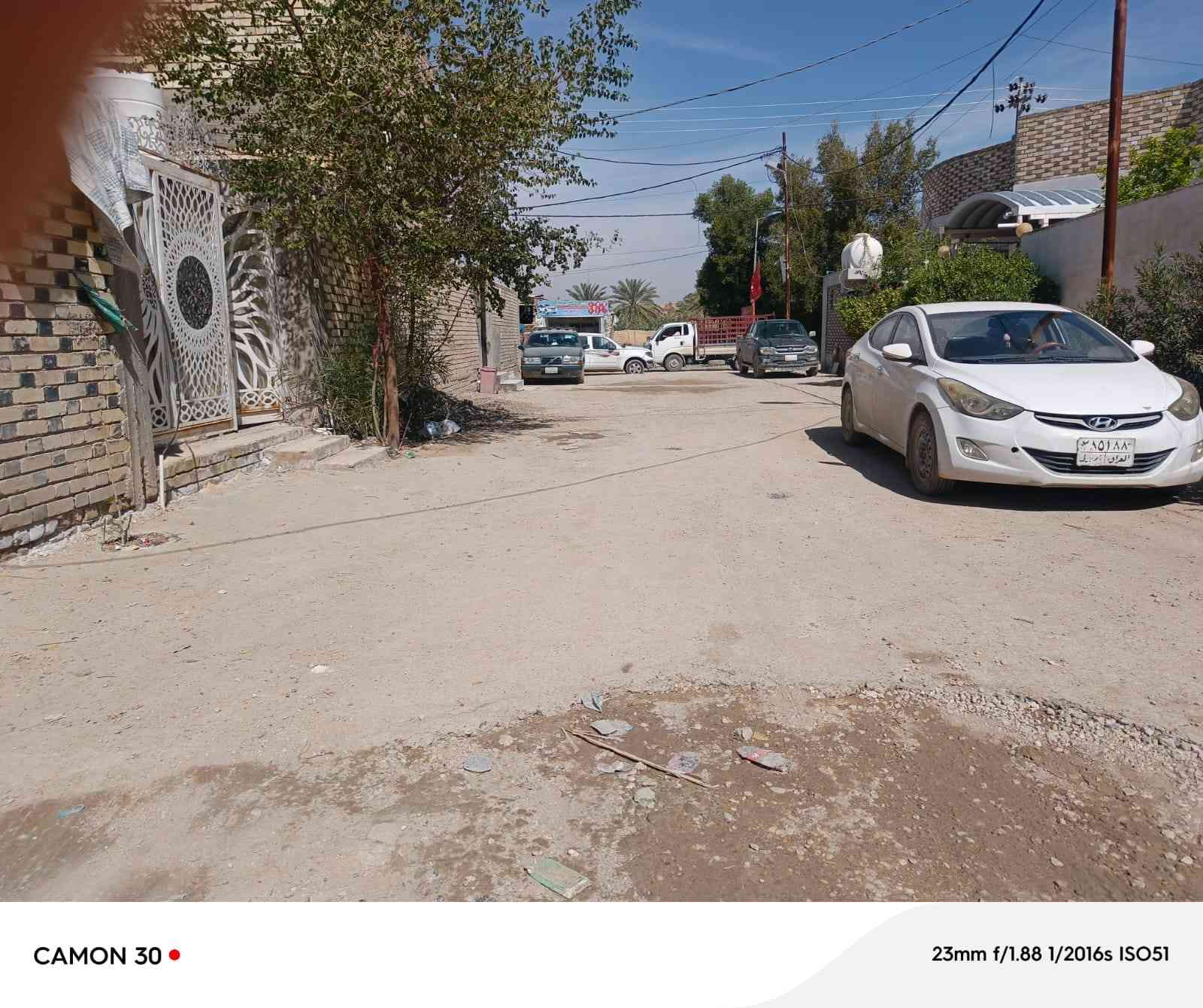 بيت زراعي للبيع مساحة 210م مع مشتمل بناء طابوق نهروان السقف والاساس صب كونكريت غرفتين وصالة ومطبخ واستقبال وصحيات وحديقة مسجل بلدية شارع 12م تبليط والمشتمل غرفة وصالة وصحيات موقع البيت بين الشارع المؤدي من السهلة الى شط الكوفة السعر 150 مليون مع مجال قليل للاستفسار ***********
