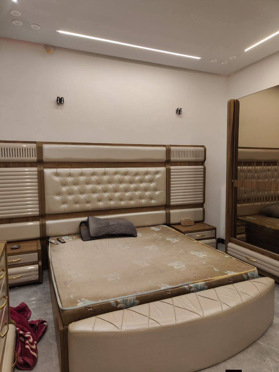 غرفه اللبيع جديده 11 قطعه اكبر حجم
السعر مليونين وبيه مجال بسيط ***********
