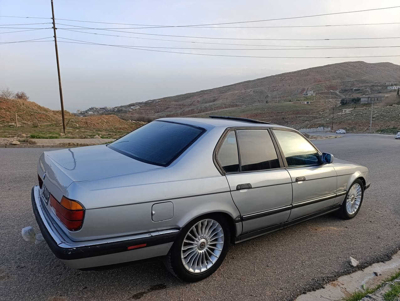 بەناوی خودای گەورەو میهرەبان BMW 730i مۆدیل 1991 ئـاڕم پلاستیک سلێمانی *********** فولە بەس تۆماتیک نیە سڵایت چوارجام کارەبا 7کەللە تەبریت بەس کۆمپلێسەری نەقسە ناو دەشبول کامل ئیش ئەکا لایت ئەڵقە پێشی کرایتە سپۆرت تەقەو ڕەقەی نیە دەمولێدراوی نیە ناوغورفەی لۆک  گێڕو مەکینەی بەشەرت ئاڕمو ئەوەلیاتو بڕانەوەی بەشەرت سعری 35 وەرەقەو کەمێک مەجال شوێن کۆیە ***********
