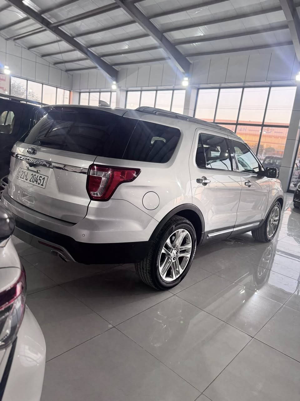 السلام عليكم
فورد اكسبلوره موديل 2016 ليمتدد فول من الأخير  7 راكب عائلي 

محرك 6 سلندر حجم 3،5

بصمة ابواب وبصمة تشغيل 

رادار امامي والجهتين شغال 

مرايا اشاير وقلاب وشفط 

كشنات جلد تدفئه وتبريد 

كشنات الخلفيه كهربائيه 

تحكم استيرن فول 

صندوق شفط وچلاق

مرايا الجوانب هيتر 

شاشة حجم كبير مركة SONE اصلي شركة

كاميره  وخرايط GPS  

تدفئة وتبريد مركزي 3 قطع

حساسات خلقية وأمامي اصلي شركة

لايتات امامي عدسه مع بلاجكتور زينون شركة

كشنات إماميه فول كهربائي مع خزن كشن

كود وقفل باب السايق رمز

سكليتر كهرباي مع تحكم استيرن بالجهتين 

منافذ AUX و USB مع منفذ كهرباء 110 فولت 

الإضاءة داخلية للسيارة 12،لون

السياره ماشيه 110 كم 

رقم والسنوية جديد لغاية 2031 ت

السياره باسمي تحويل نفس اليوم رقم سليمانية 

جمرلخ امامي نصفها مصبوغ 

مع جمرلغ خلفي 

البونيد مصبوغ بدون قطرمعجون وجاكوج

السعر 170$ 

للبيع ومراوسه مع سياره رقم شماليه اخوان موبايل *********** بيها واتساب
