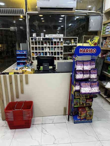 السلام عليكم اسواق للبيع 100 متر شغلها خير من الله سبب البيع لغرض السفر 
تحتوي على 
١٠ براد عامودي ٣ شركه والباقي للمحل 
4 بطحيات كبيره 
٢سبالت عامودي 5 طن  
1 سبالت تعليك  ٣ طن 
مولد ٥٥ كيفي مع تانكي كاز 
مبرده كبير نضام دكت 
براد للحوم والدجاج ١٣ طن 
براد خاص للالبان والاجبان 
سستم كامرات كامل صوت وصوره 
كاشير عدد ٢ 
طابعه باركود ١ 
يو بي اس ١ 
بيع فقط بدون مراوس 

العنوان كربلاء شارع احمد الوائلي مجاوز مطعم كباب حبيب للاستفسار اتصل على الرقم *********** اتصال او واتساب ما متواجد بل فيس
